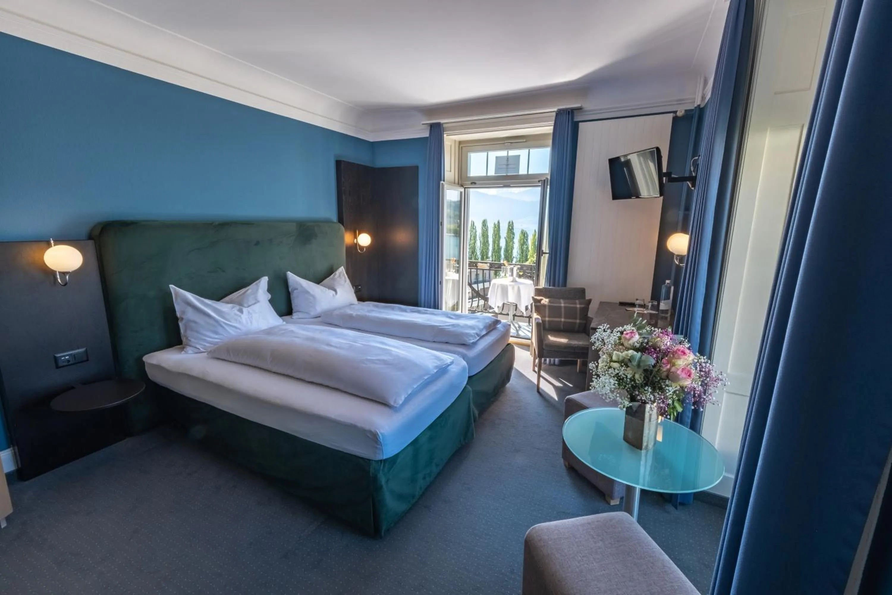 Photo of the whole room, Bed in Hotel Royal Luzern