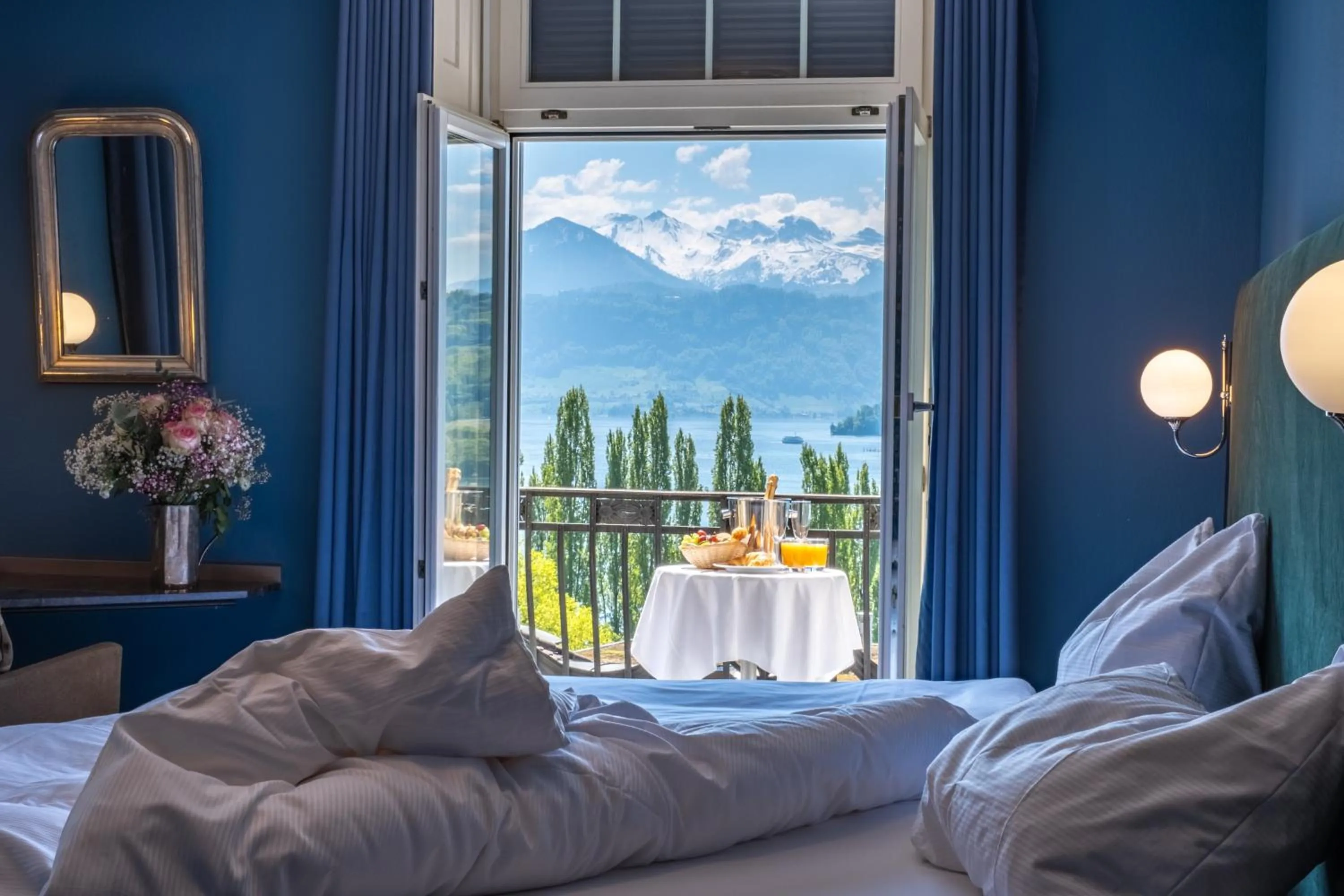 View (from property/room), Bed in Hotel Royal Luzern