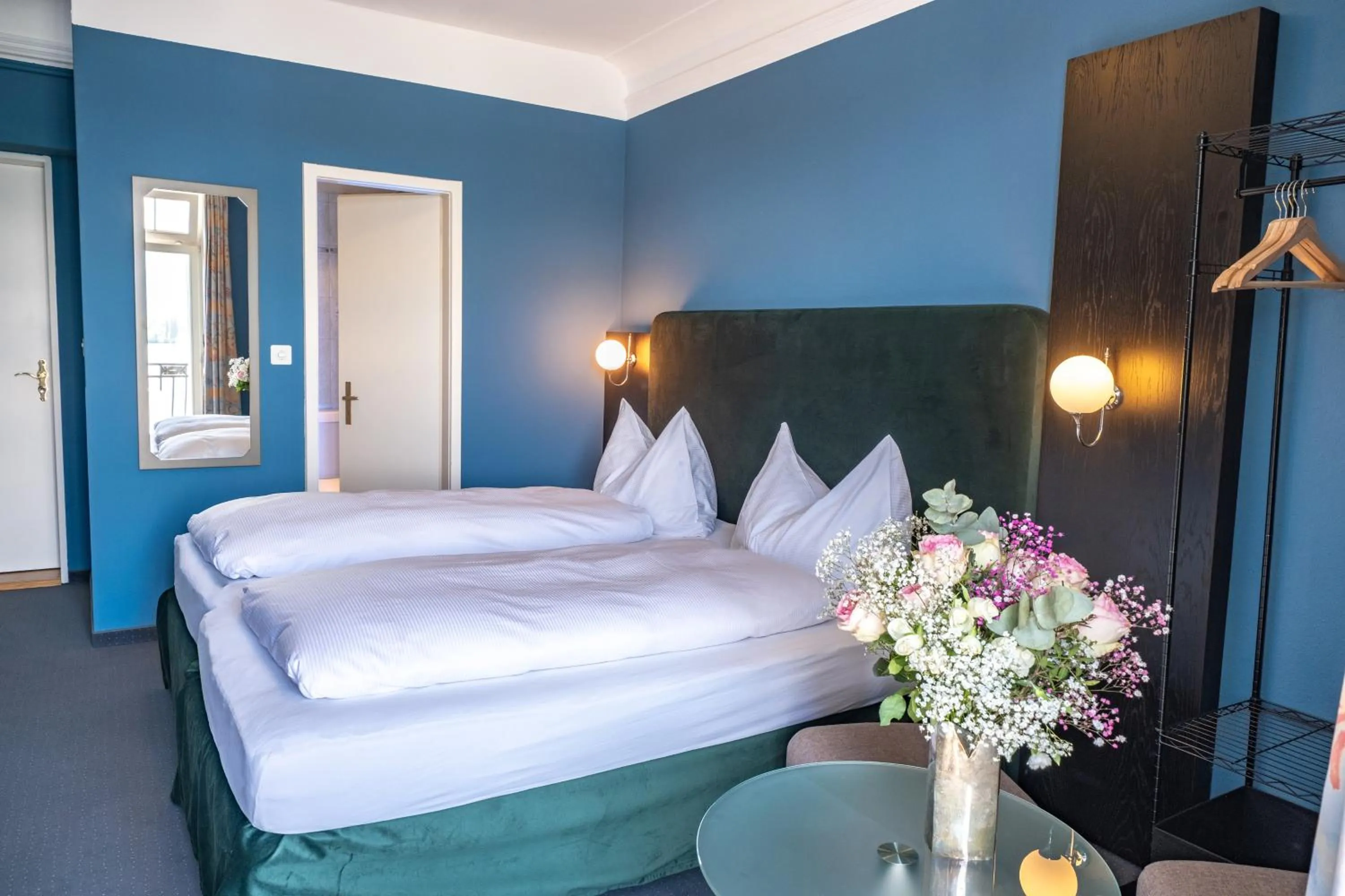 Photo of the whole room, Bed in Hotel Royal Luzern