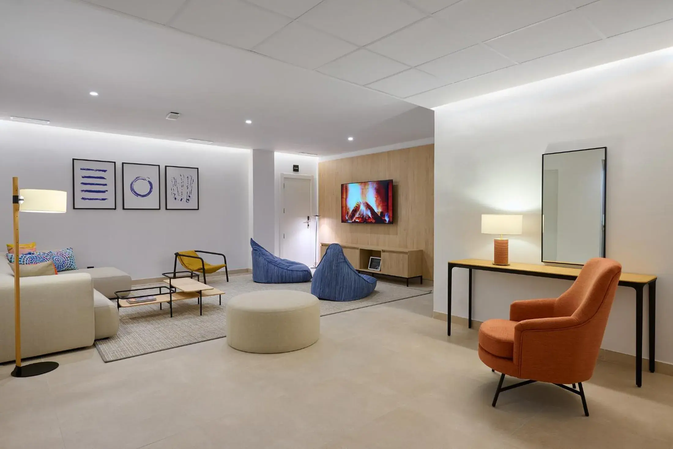 Communal lounge/ TV room in Apartamentos Luna Suites Granada Communal lounge/ TV room in Apartamentos Luna Suites Granada