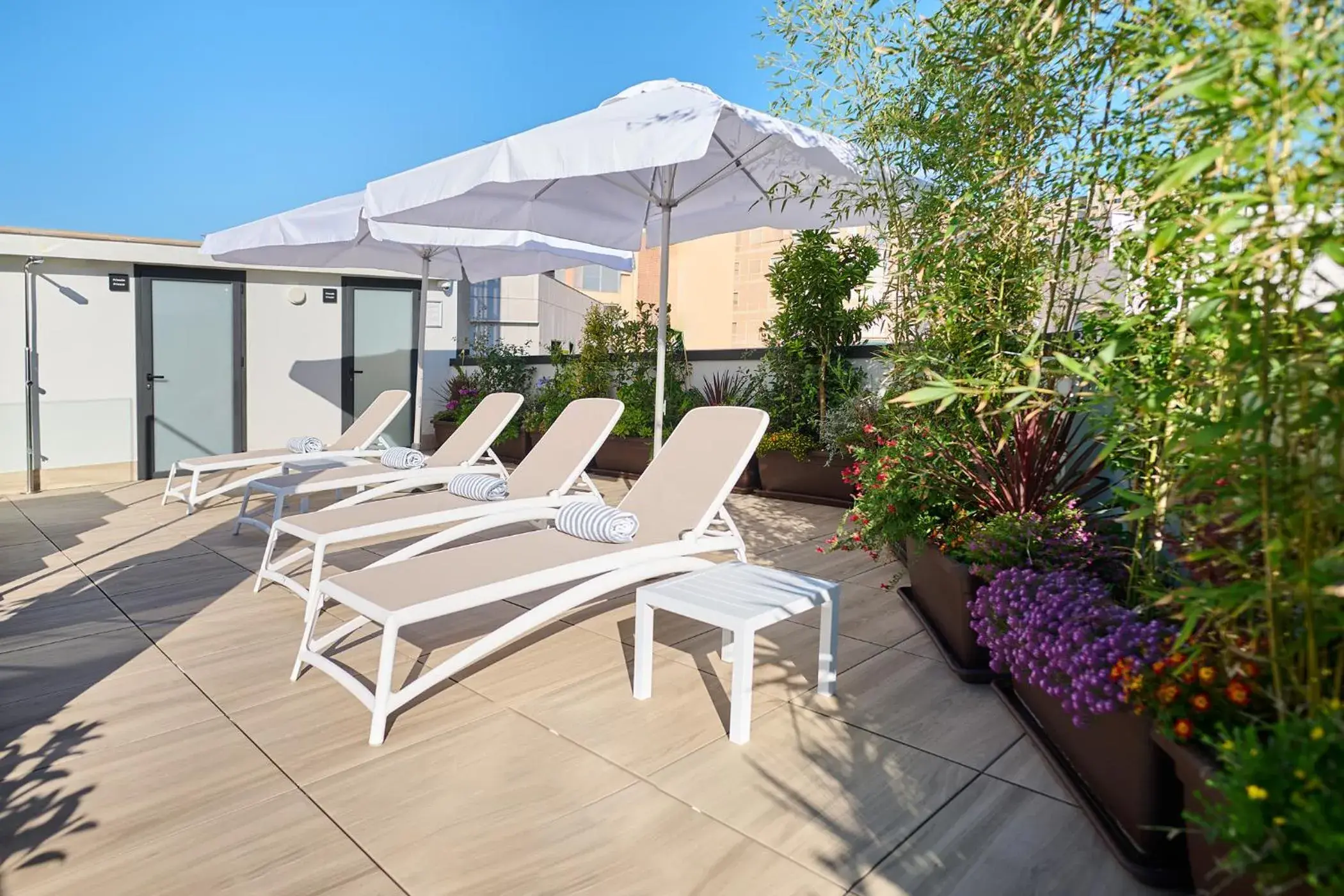 Swimming pool in Apartamentos Luna Suites Granada Swimming pool in Apartamentos Luna Suites Granada