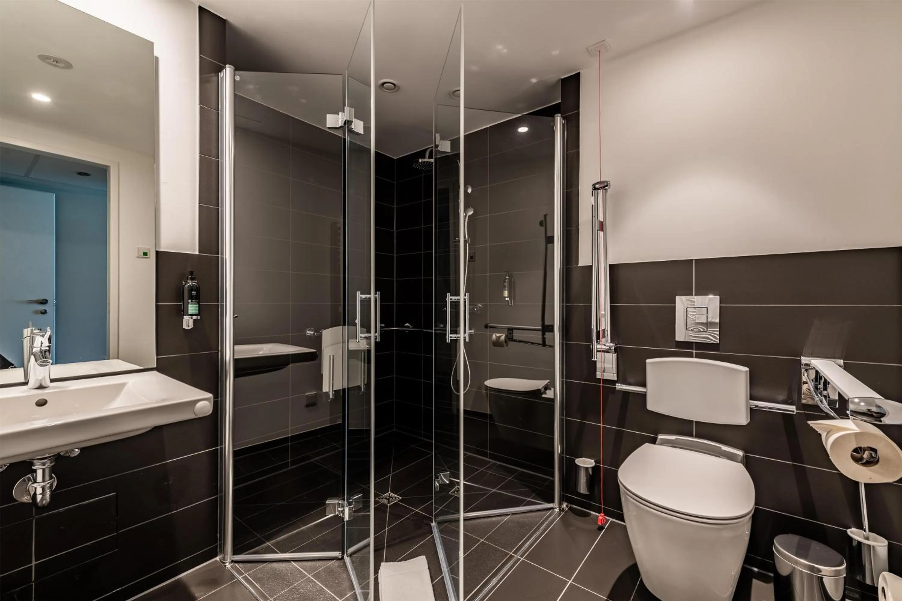 Bathroom in Premier Inn München City Schwabing