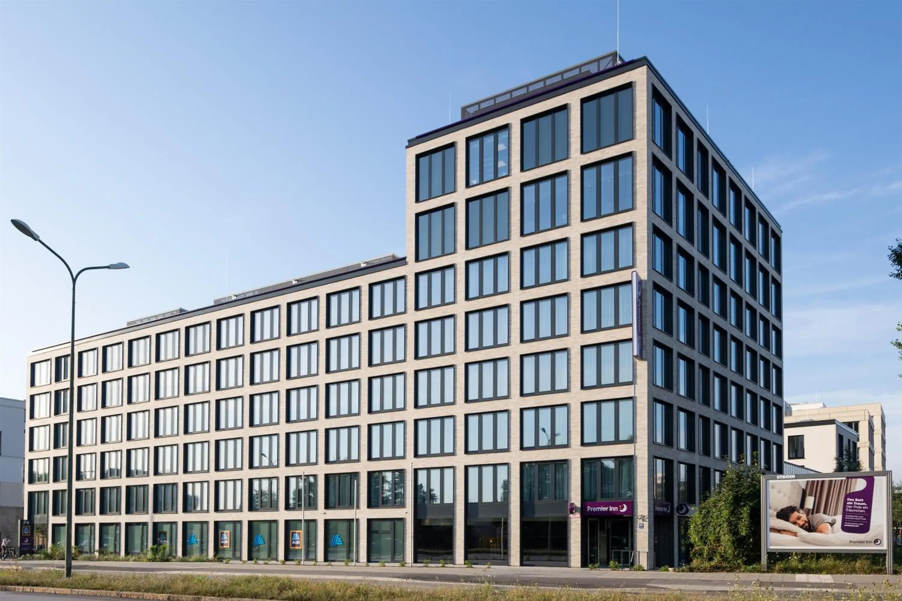 Property building in Premier Inn München City Schwabing Property building in Premier Inn München City Schwabing