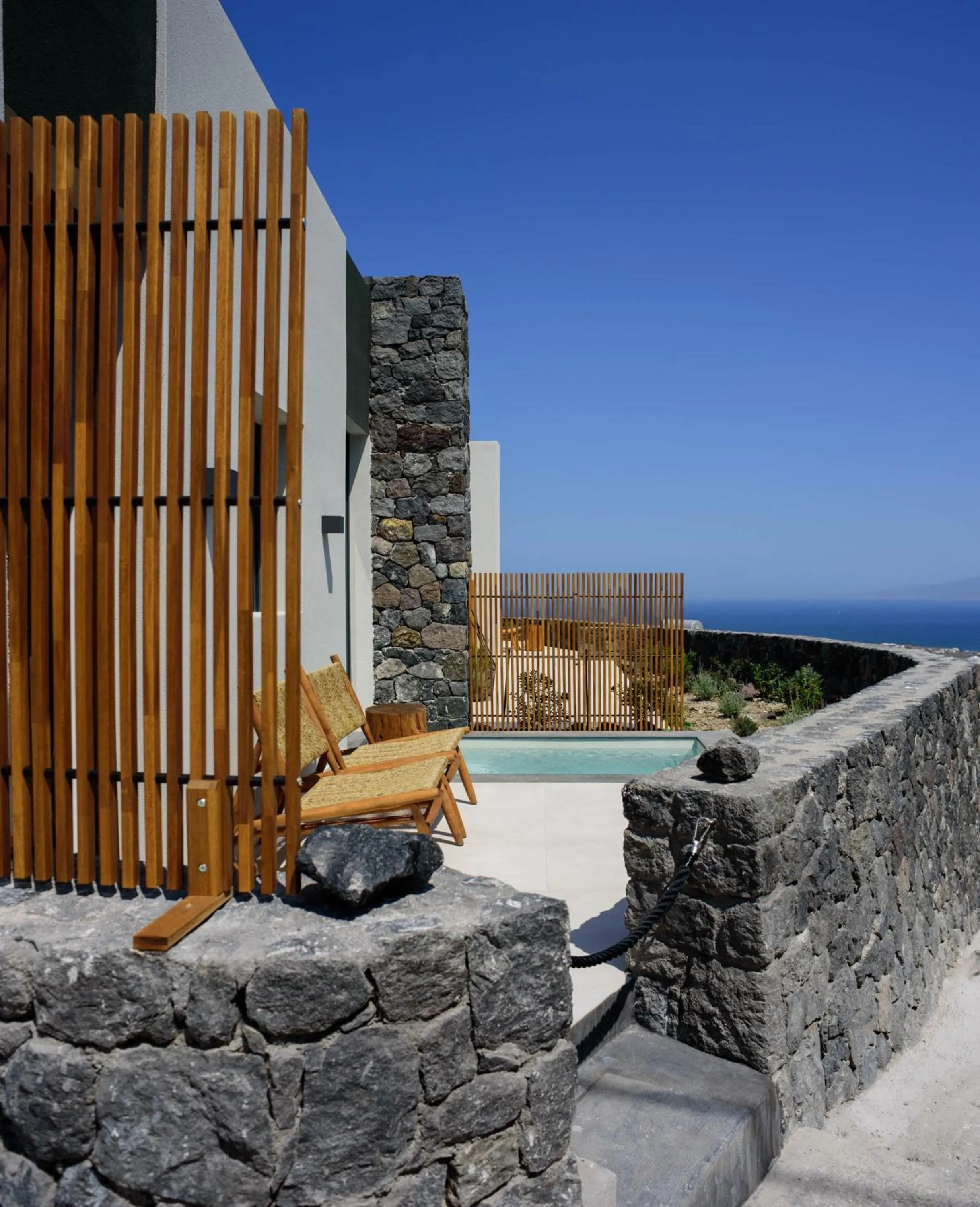 Facade/entrance in Ryolithos Suites