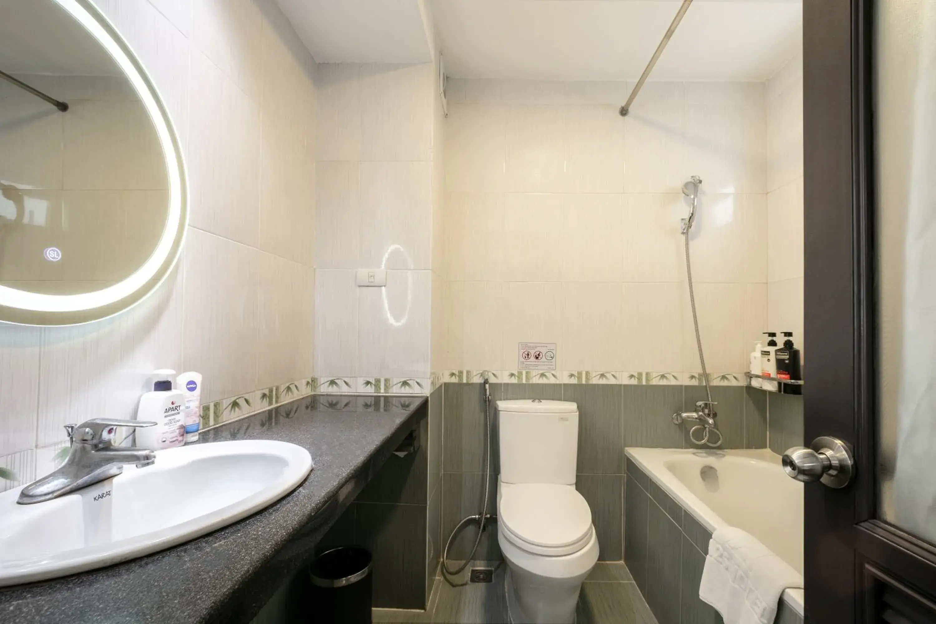 Toilet in A25 Hotel - 12 Phố Huế Toilet in A25 Hotel - 12 Phố Huế