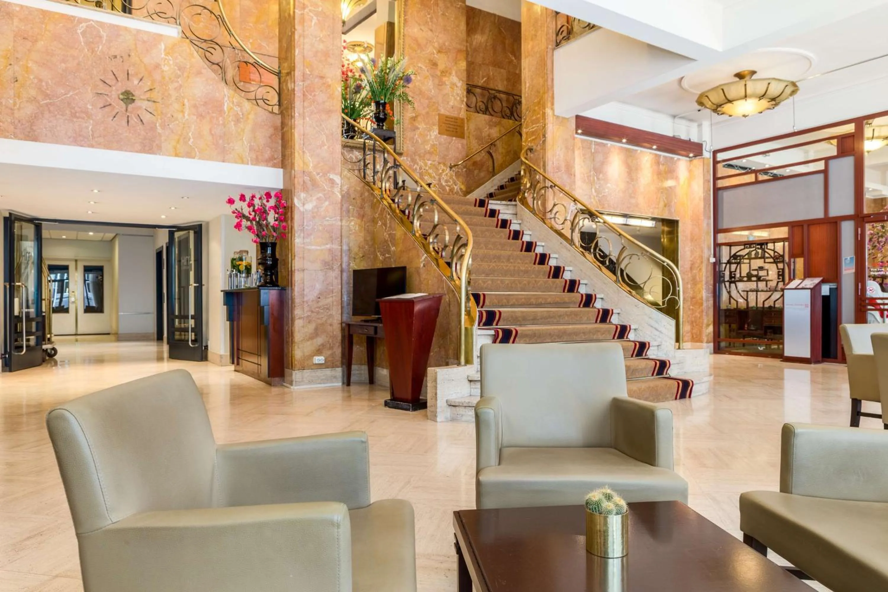 Lobby or reception in NH Atlanta Rotterdam Hotel