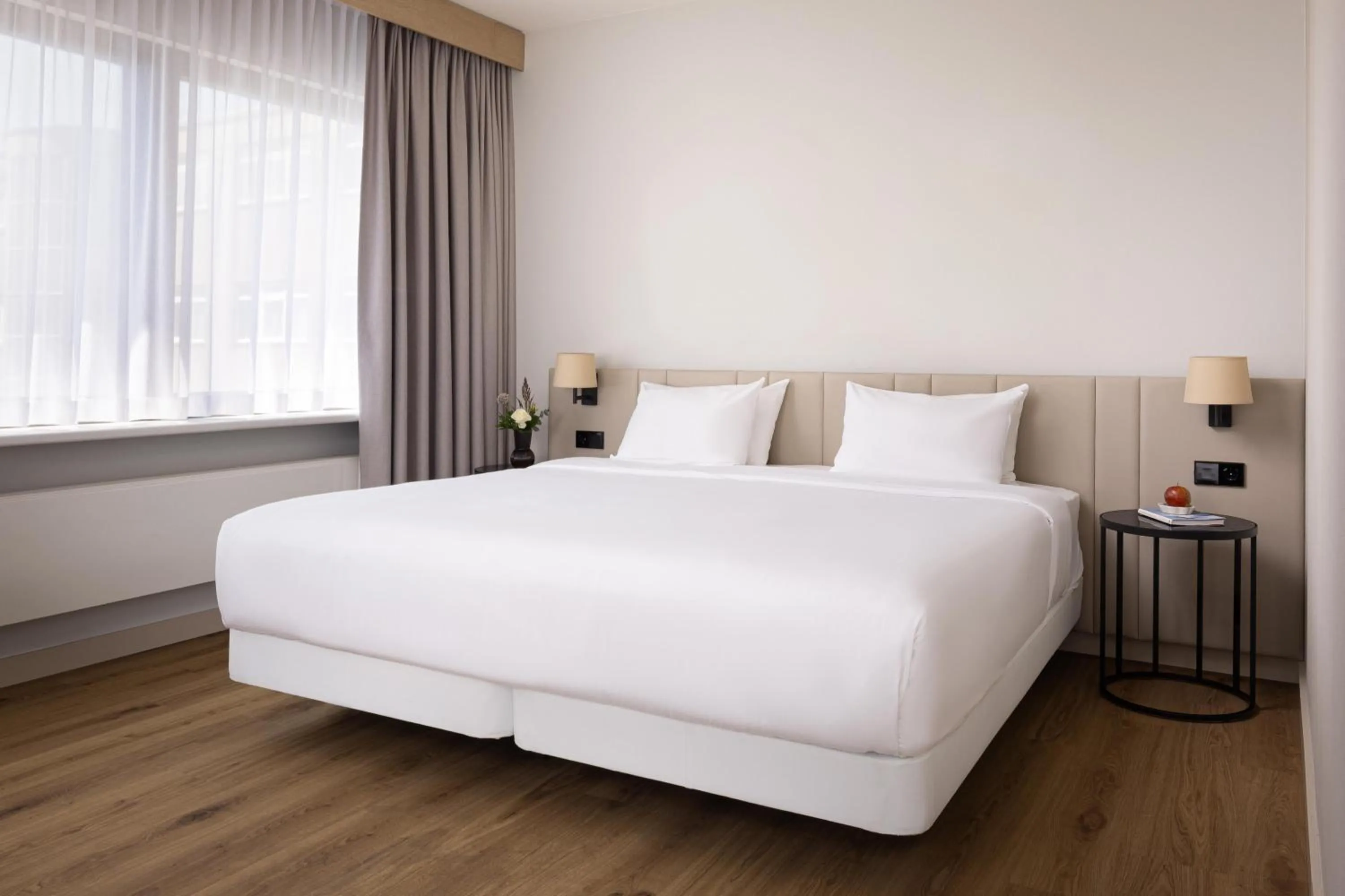 Bedroom, Bed in NH Atlanta Rotterdam Hotel