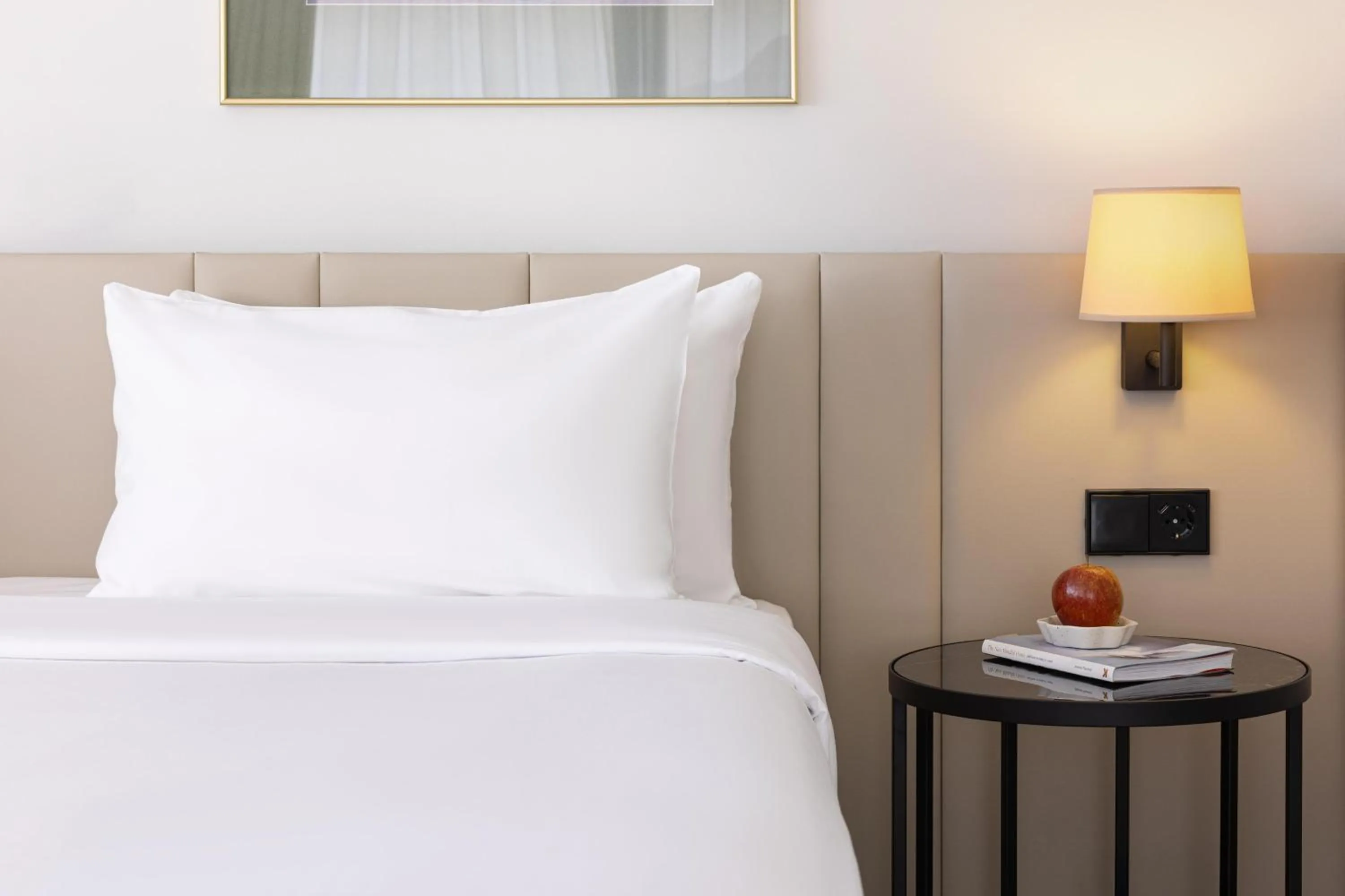 Bedroom, Bed in NH Atlanta Rotterdam Hotel