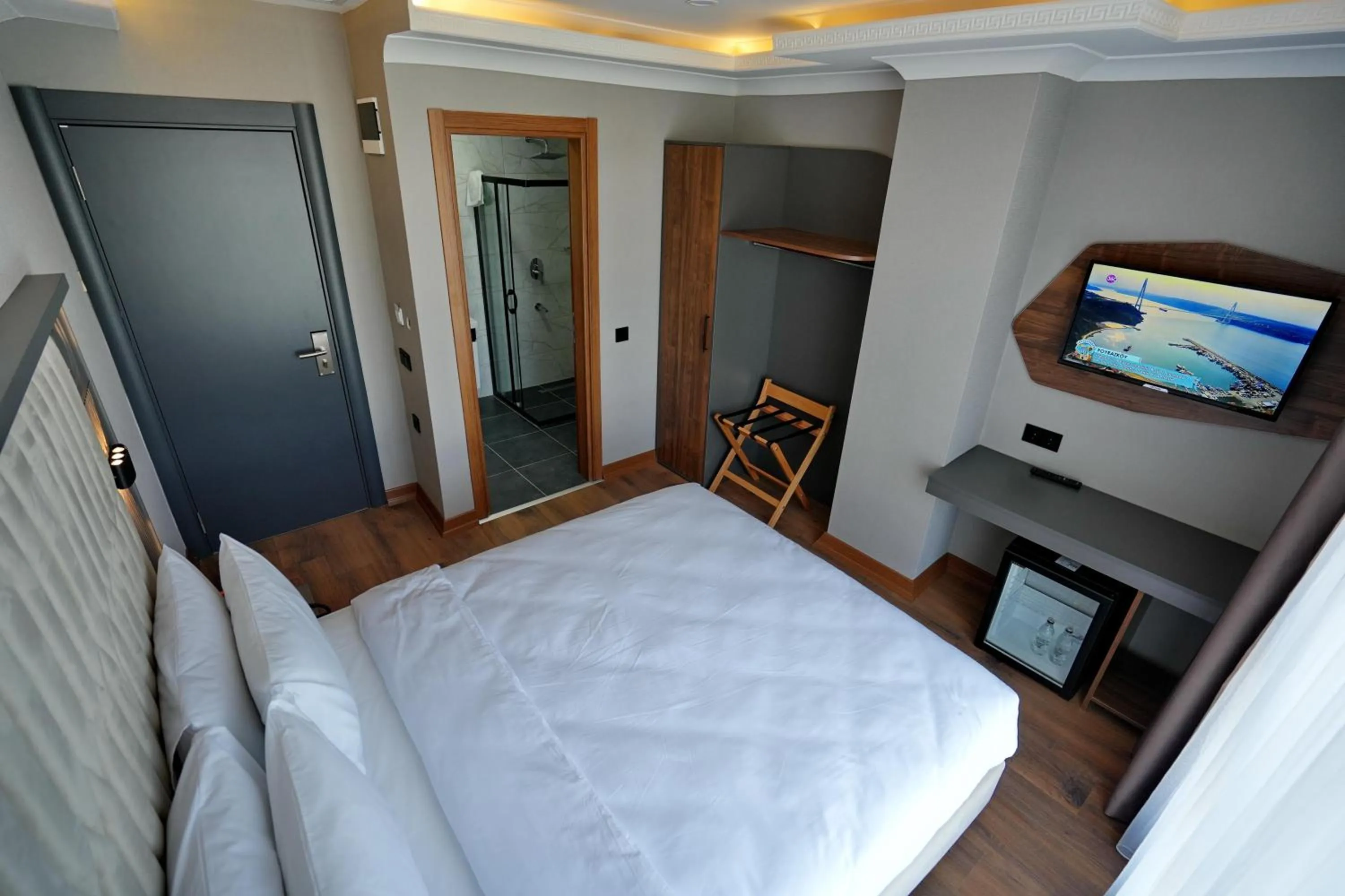 Bed in Shelton Airport Hotel