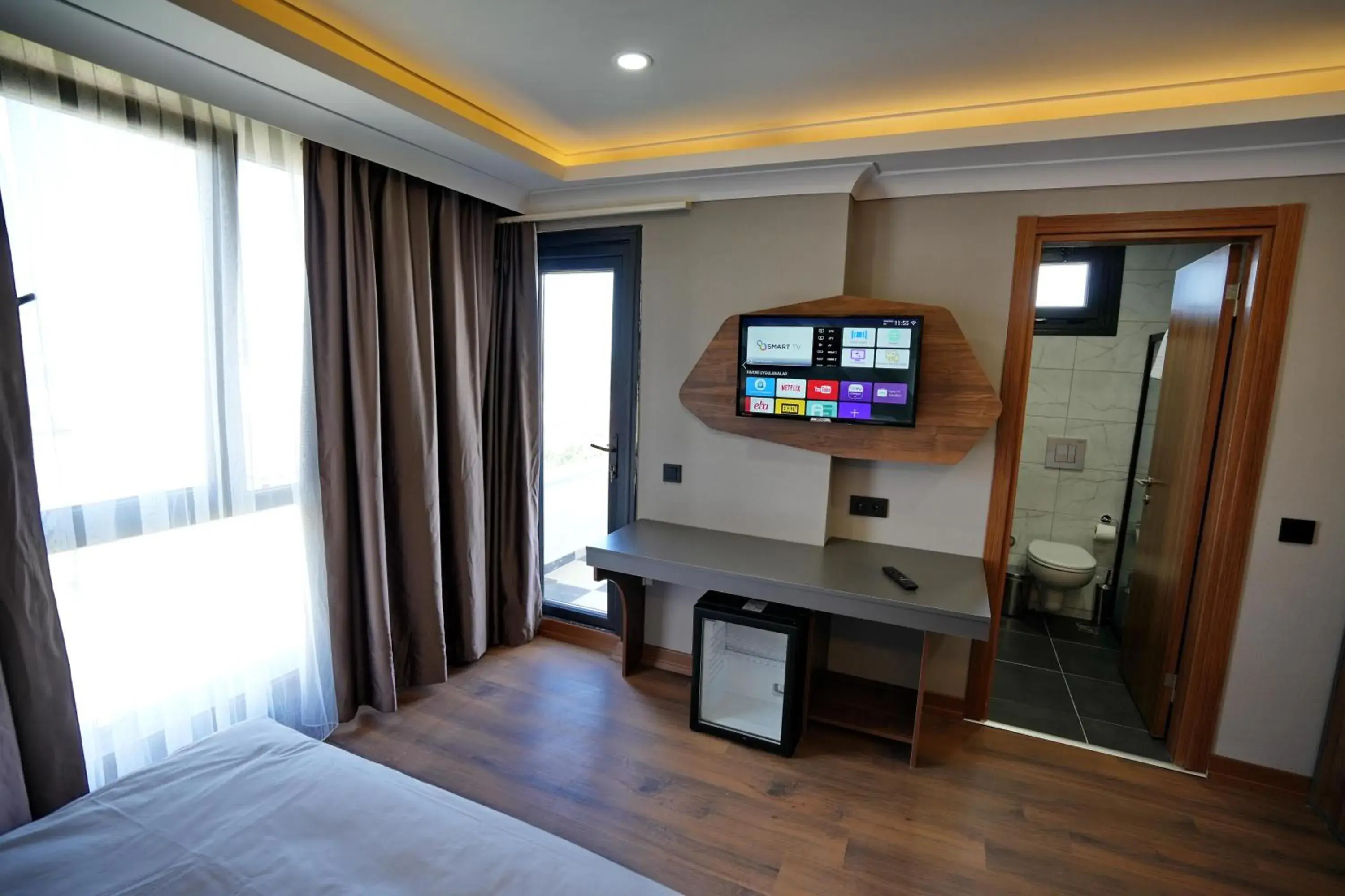 TV and multimedia, Bed in Shelton Airport Hotel TV and multimedia, Bed in Shelton Airport Hotel