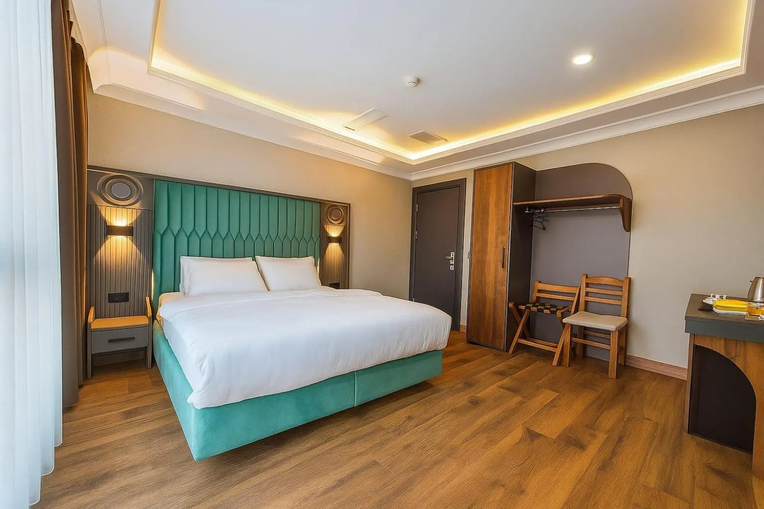 Bed in Shelton Airport Hotel