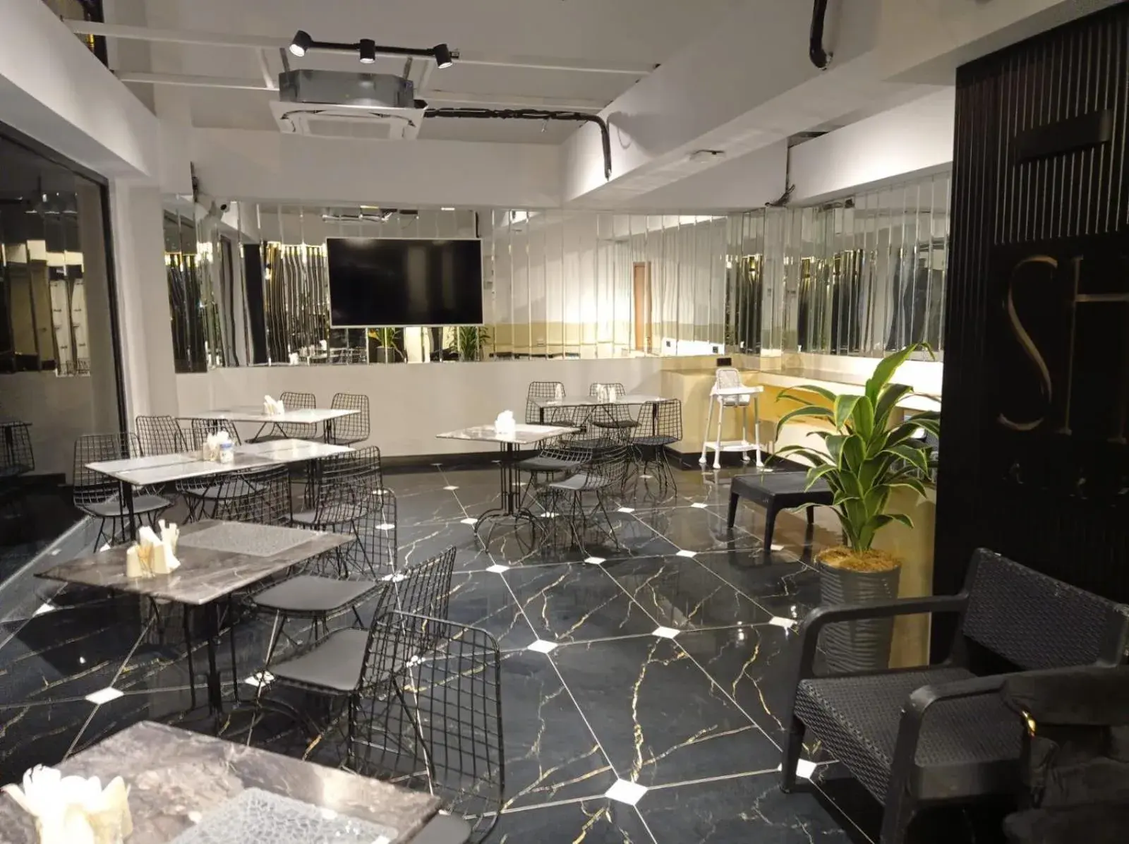 Restaurant/places to eat in Shelton Airport Hotel Restaurant/places to eat in Shelton Airport Hotel