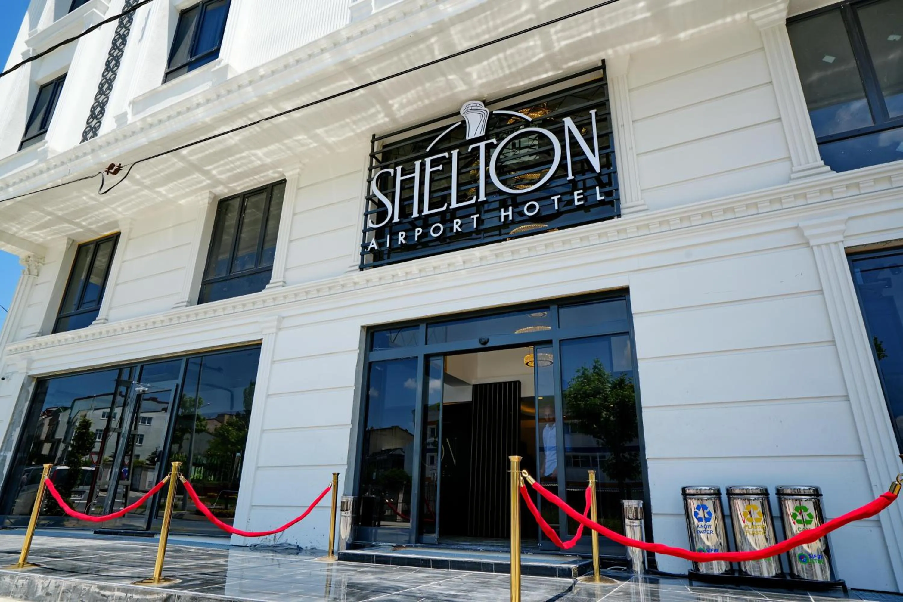 Facade/entrance in Shelton Airport Hotel