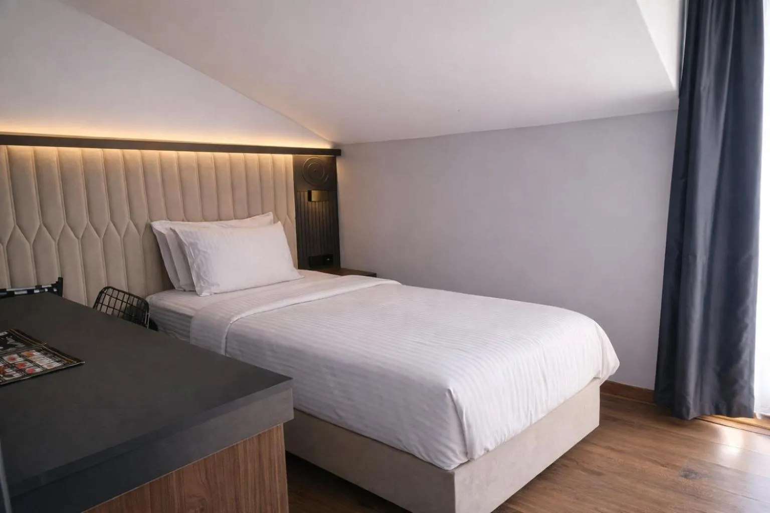 Bed in Shelton Airport Hotel