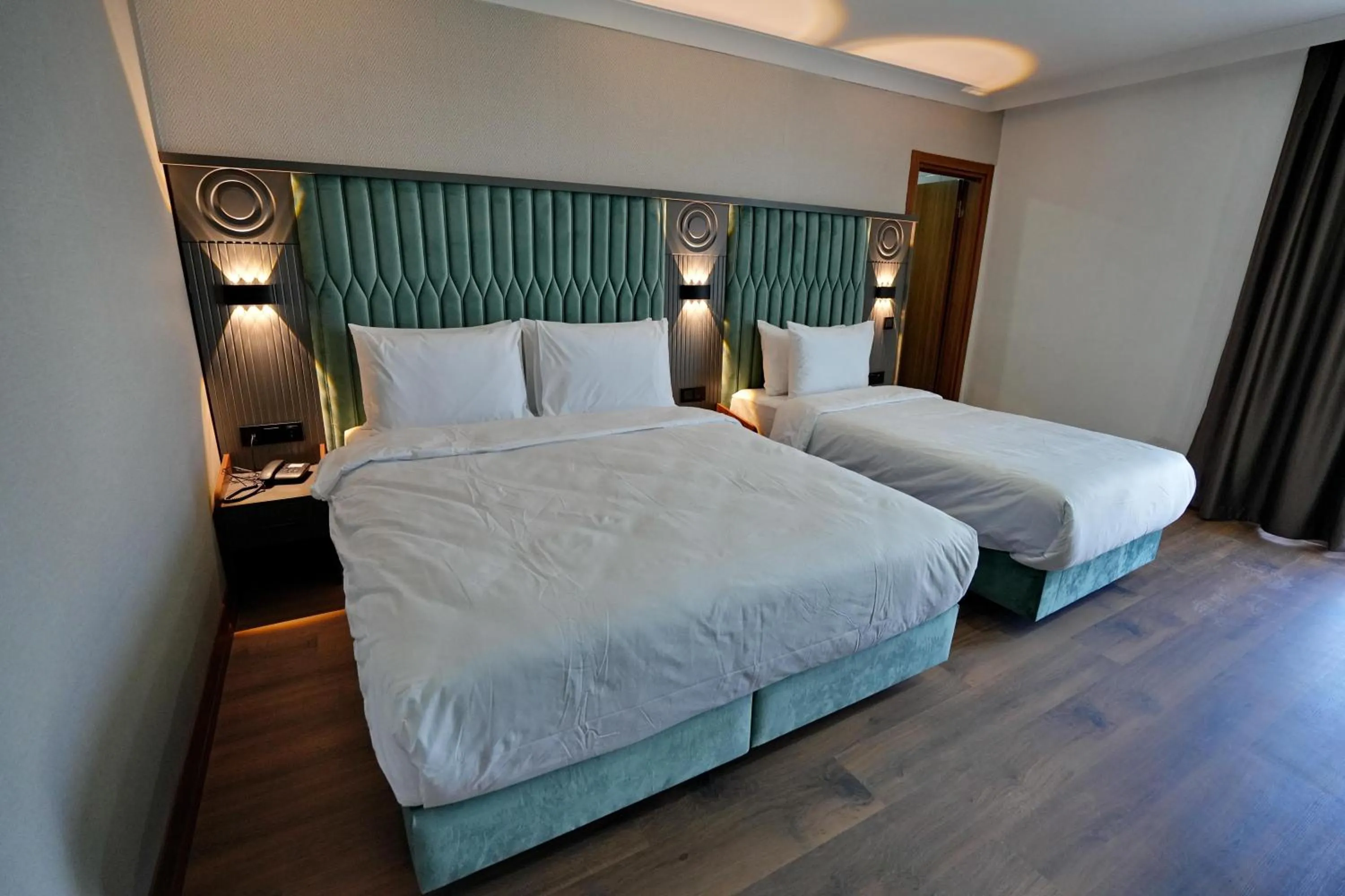 Bed in Shelton Airport Hotel