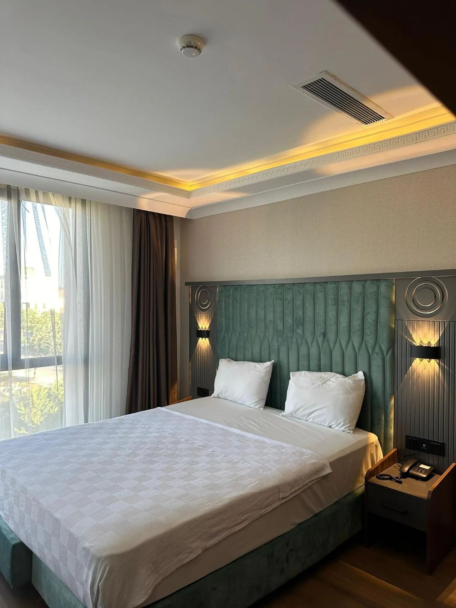 Bed in Shelton Airport Hotel