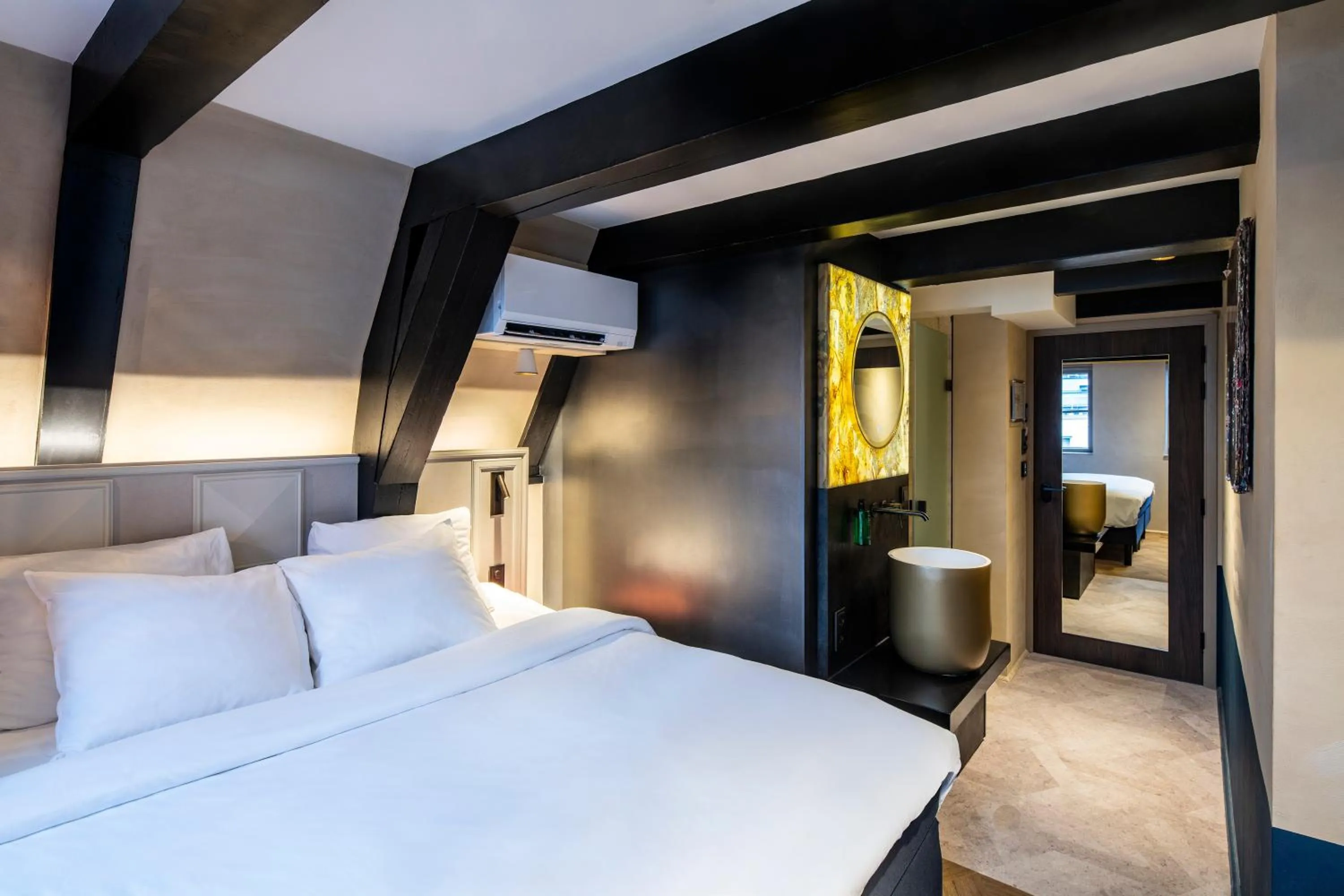 Photo of the whole room, Bed in Mister Highland Hotel