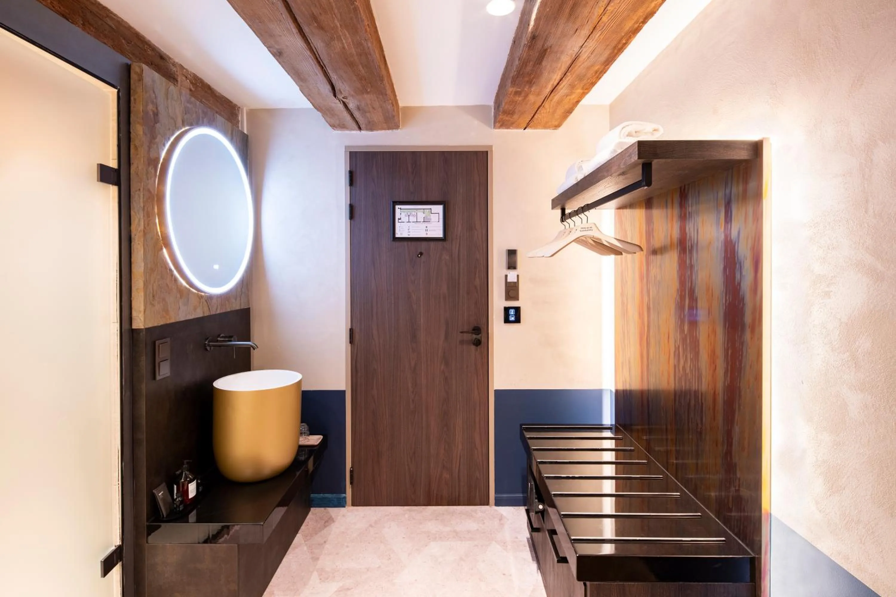 Bedroom, Bed in Mister Highland Hotel