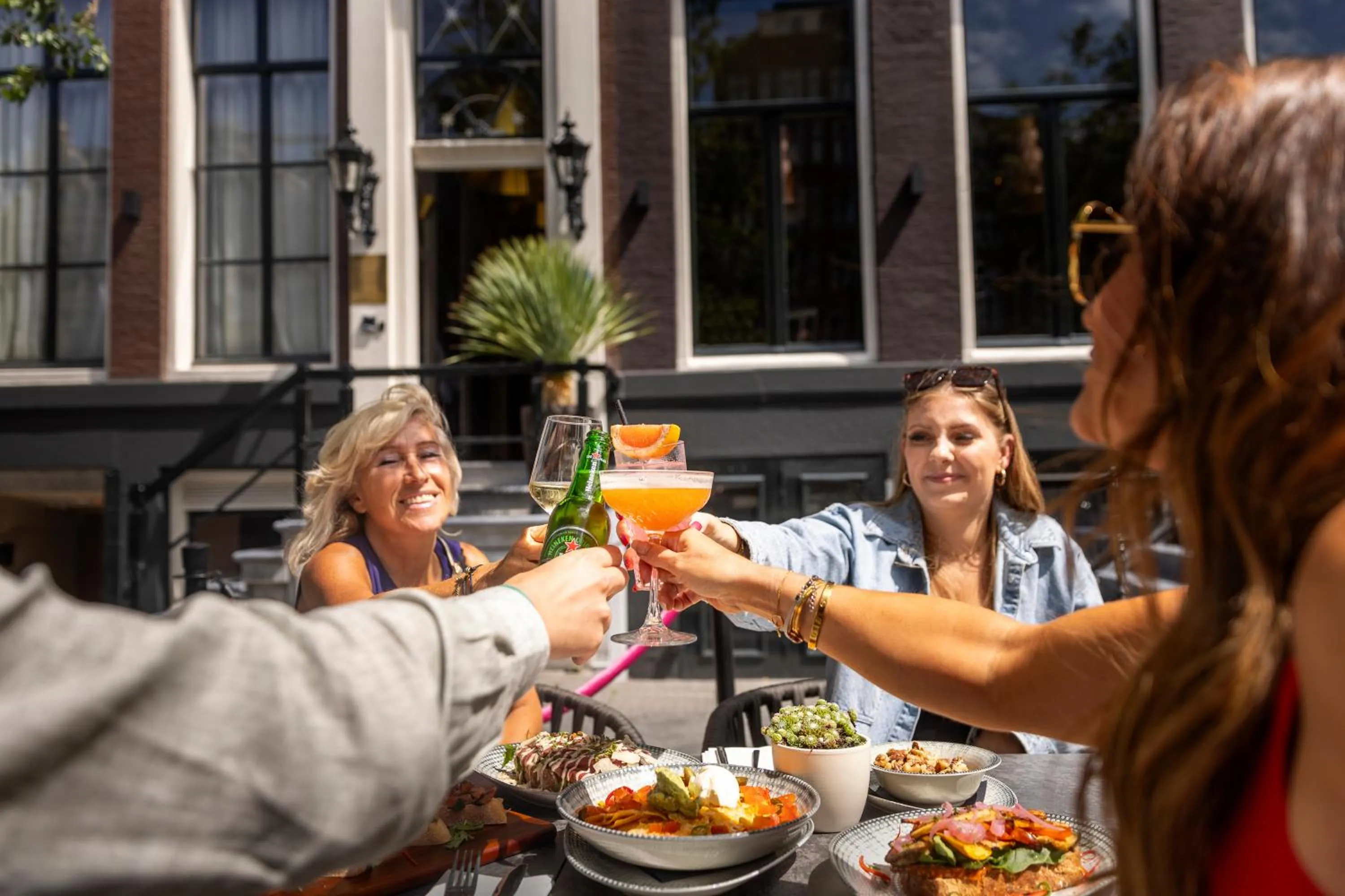 Restaurant/places to eat in Mister Highland Hotel