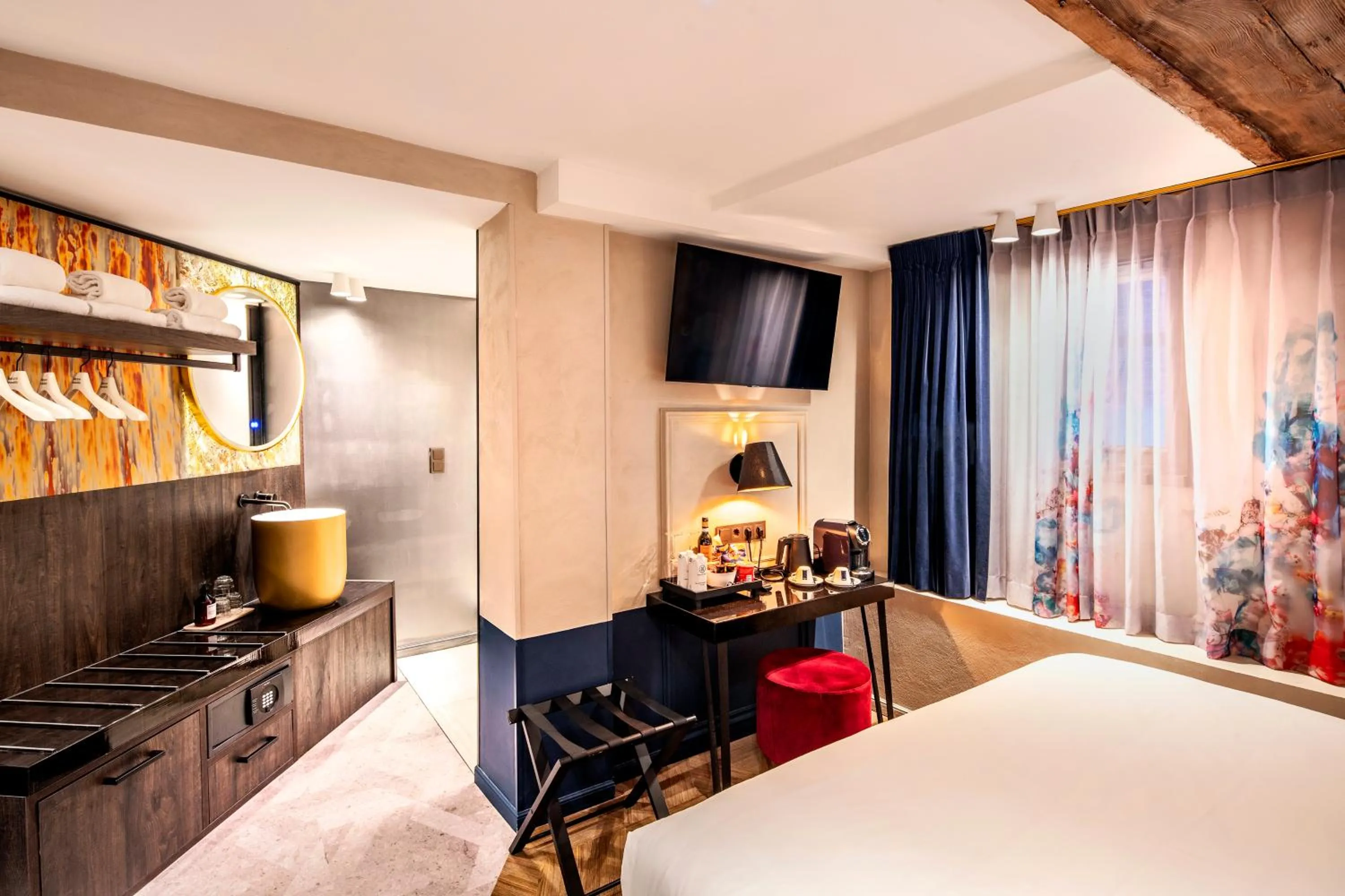 TV and multimedia, Bed in Mister Highland Hotel