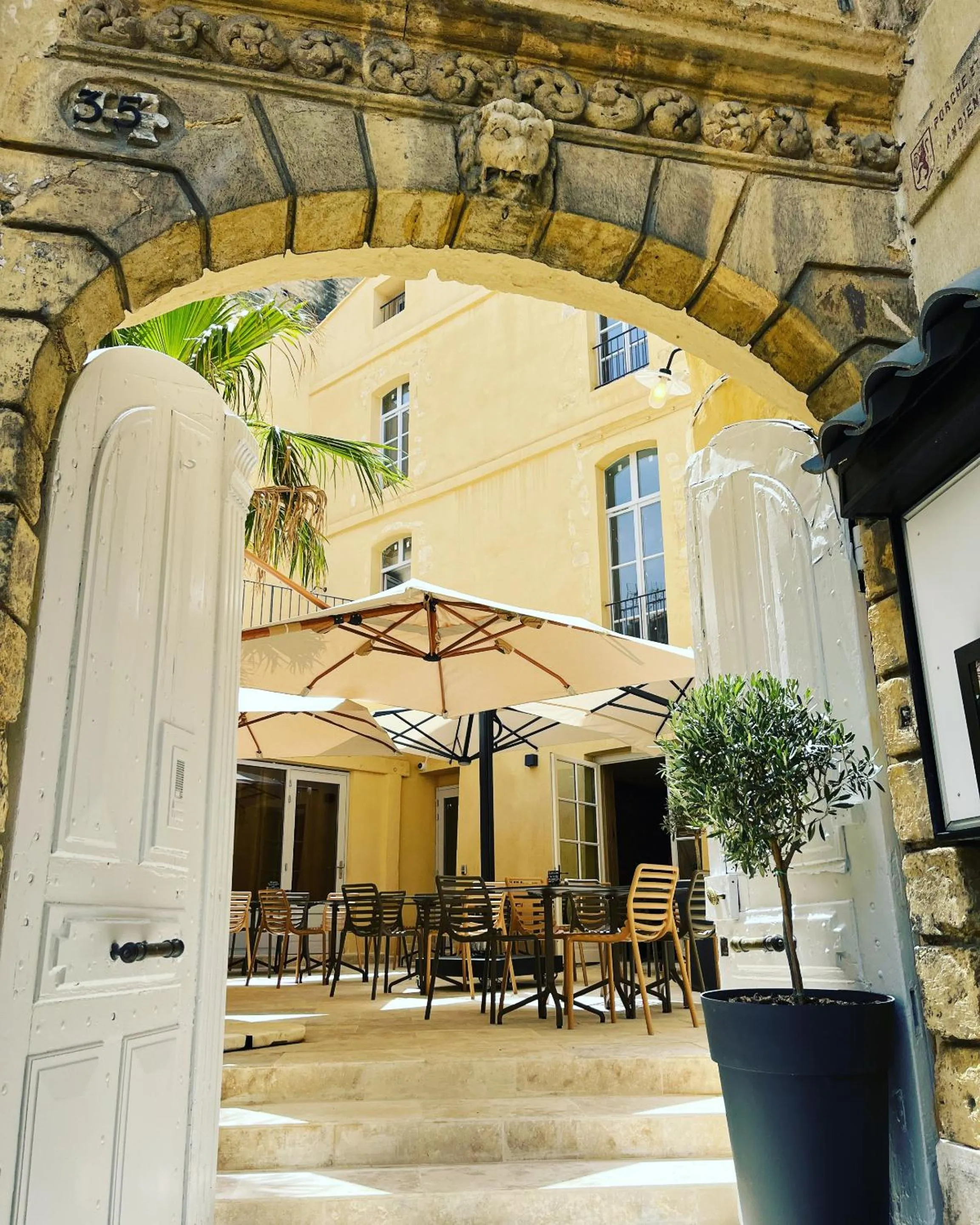 Facade/entrance in La Maison des Lamanon