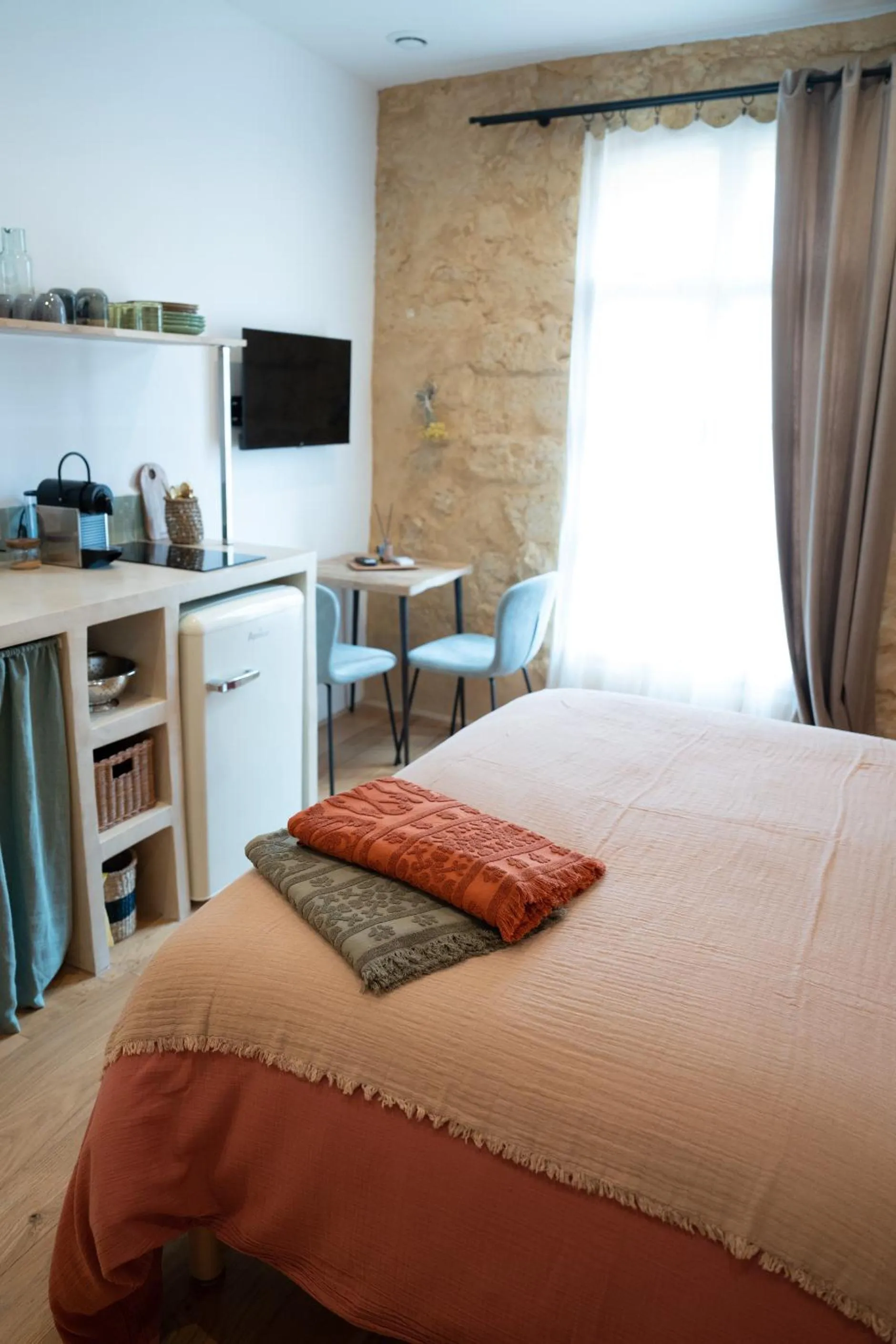 Kitchen or kitchenette, Bed in La Maison des Lamanon