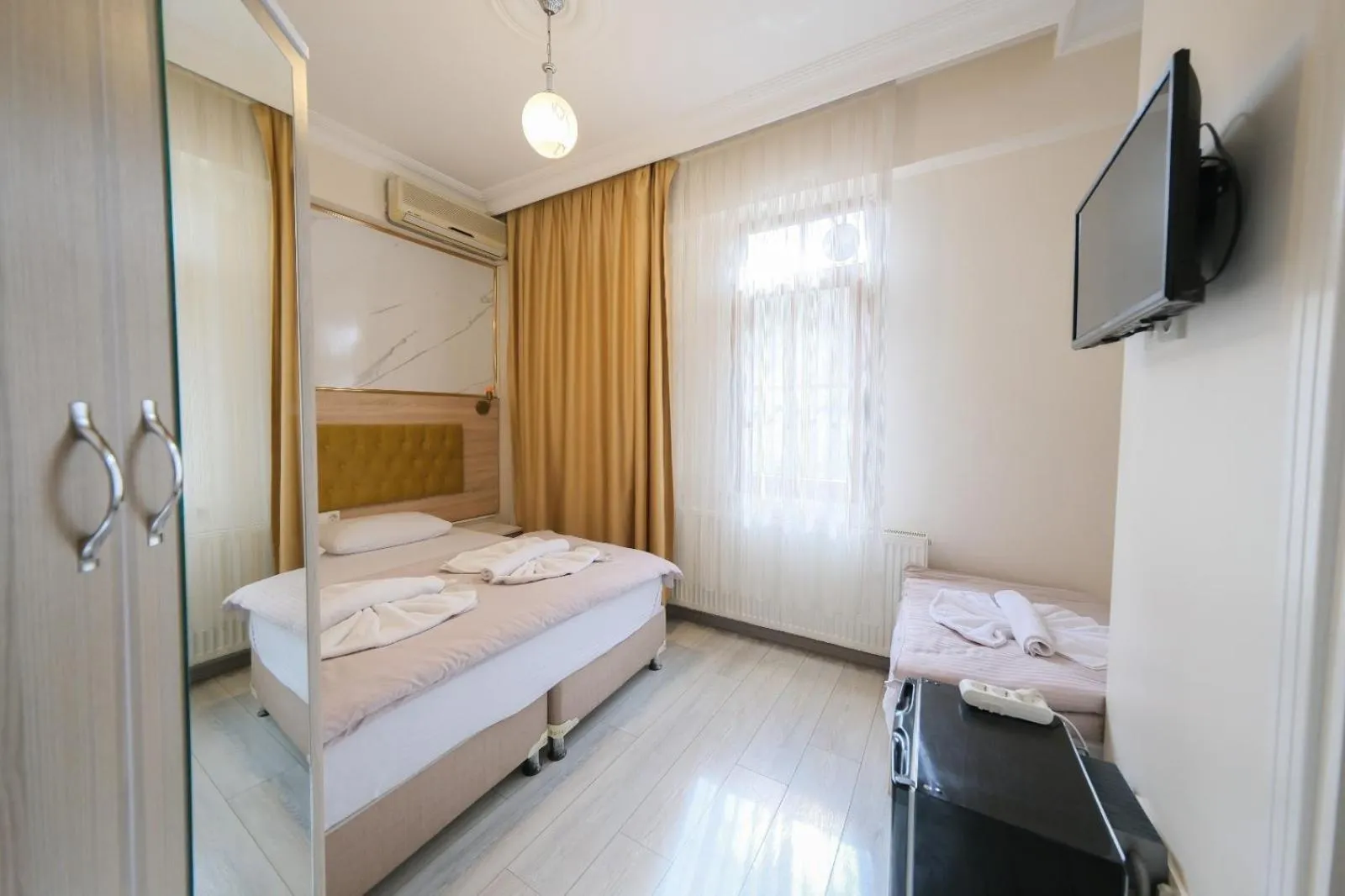 Photo of the whole room, Bed in Halil Bey Konağı