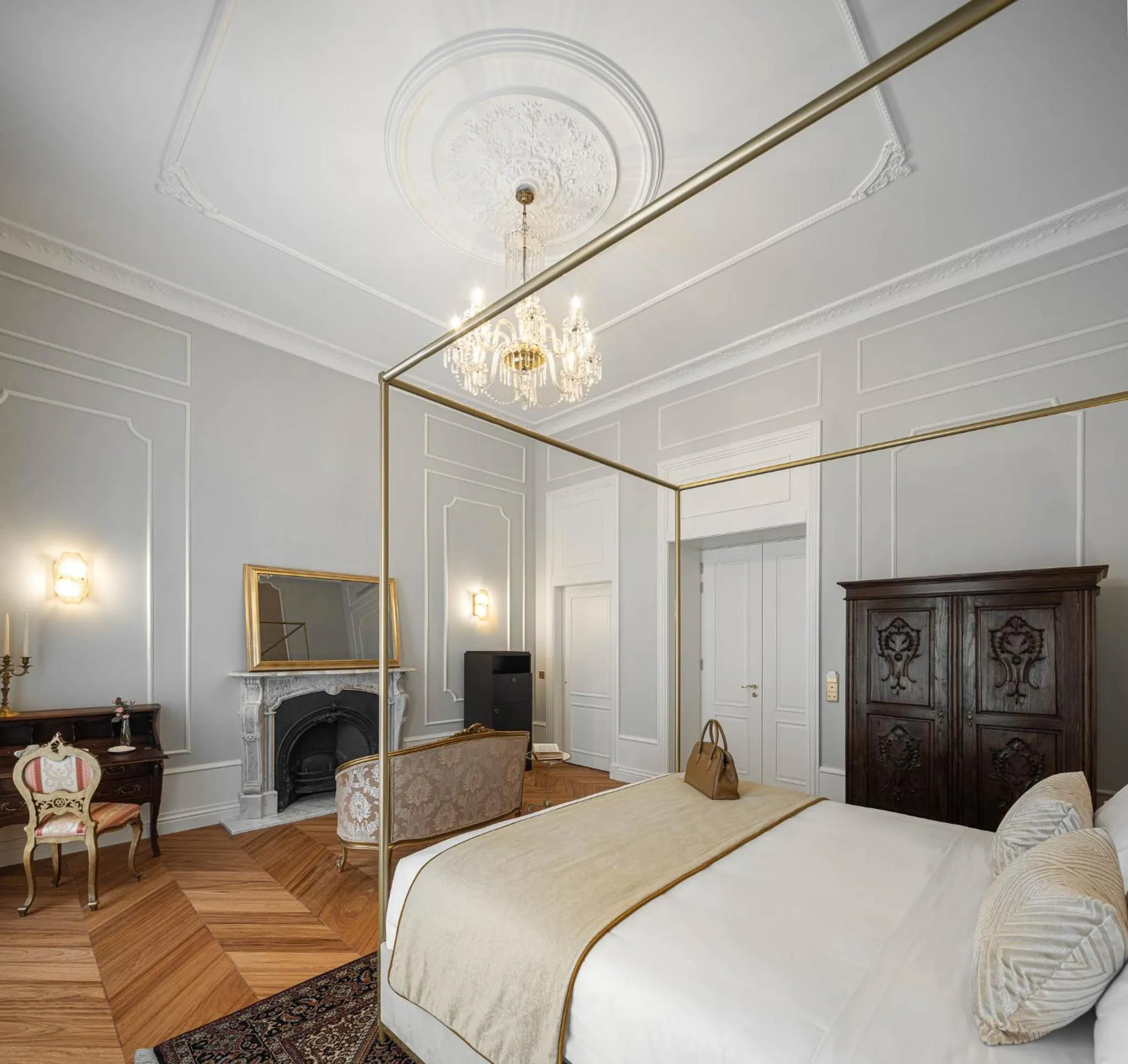 Seating area, Bed in MS Collection Aveiro - Palacete Valdemouro