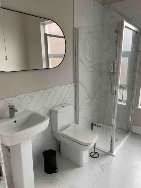 Bathroom in City Centre 3 BDR Townhouse by Belfast City Breaks