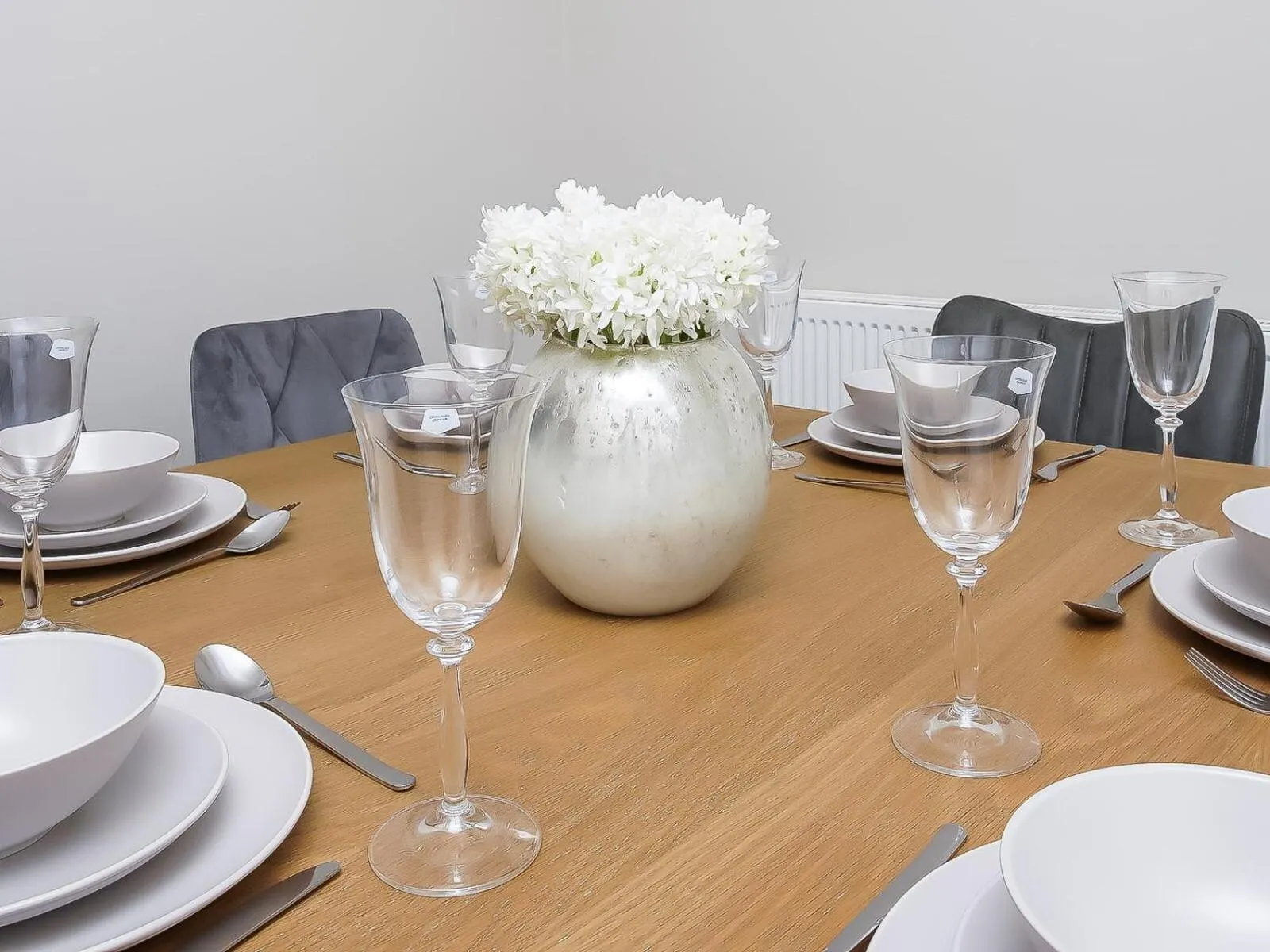 Dining area in City Centre 3 BDR Townhouse by Belfast City Breaks