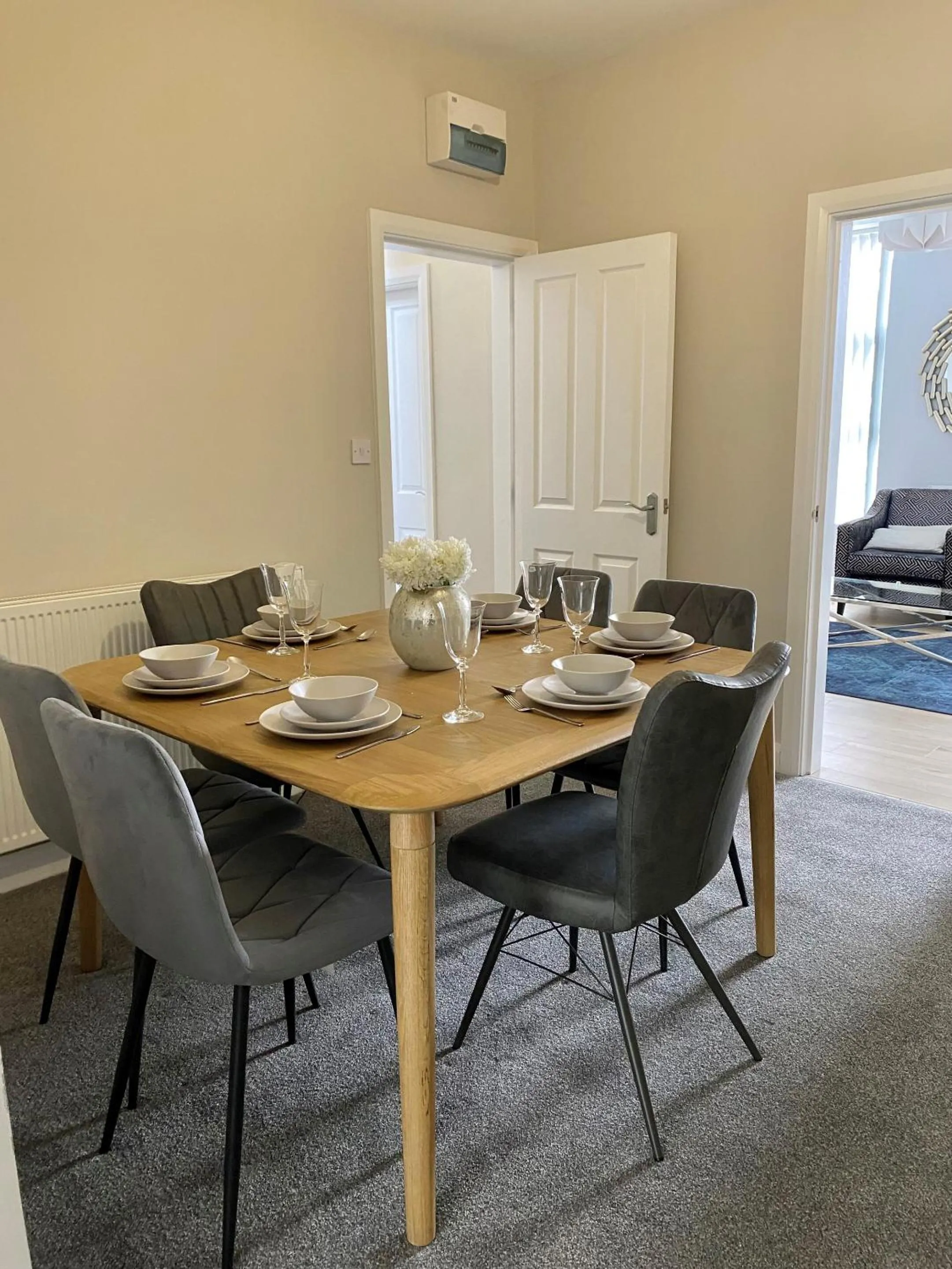 Dining area in City Centre 3 BDR Townhouse by Belfast City Breaks