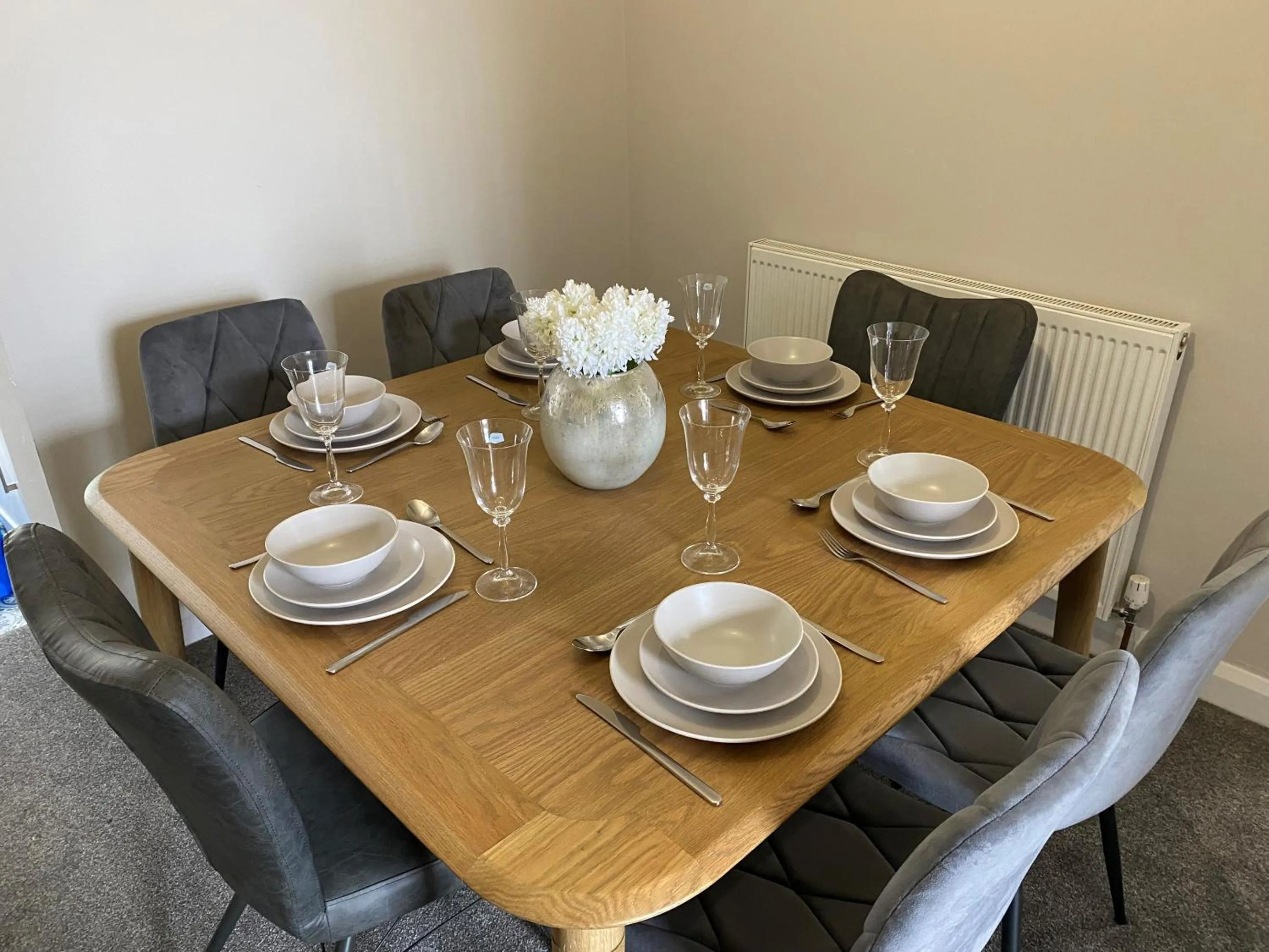 Dining area in City Centre 3 BDR Townhouse by Belfast City Breaks
