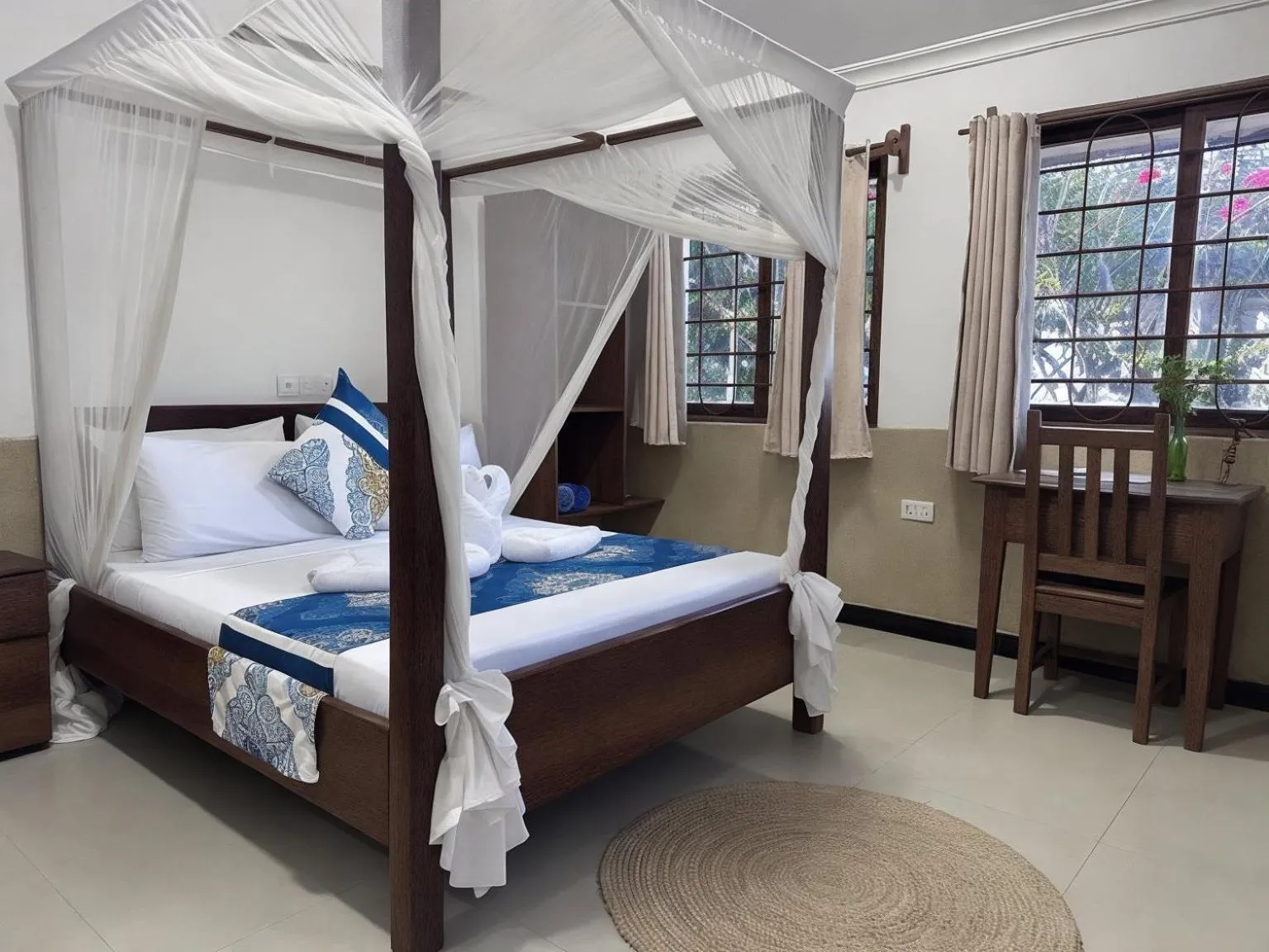 Photo of the whole room, Bed in Amber Lodge