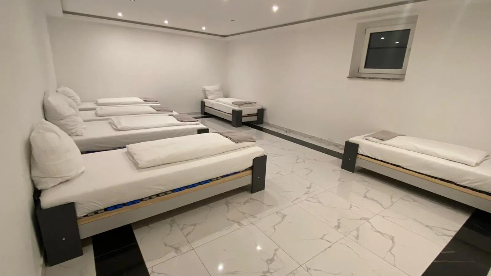 Bed in Hotel Business Bay das ehemalige Staycation Hotel