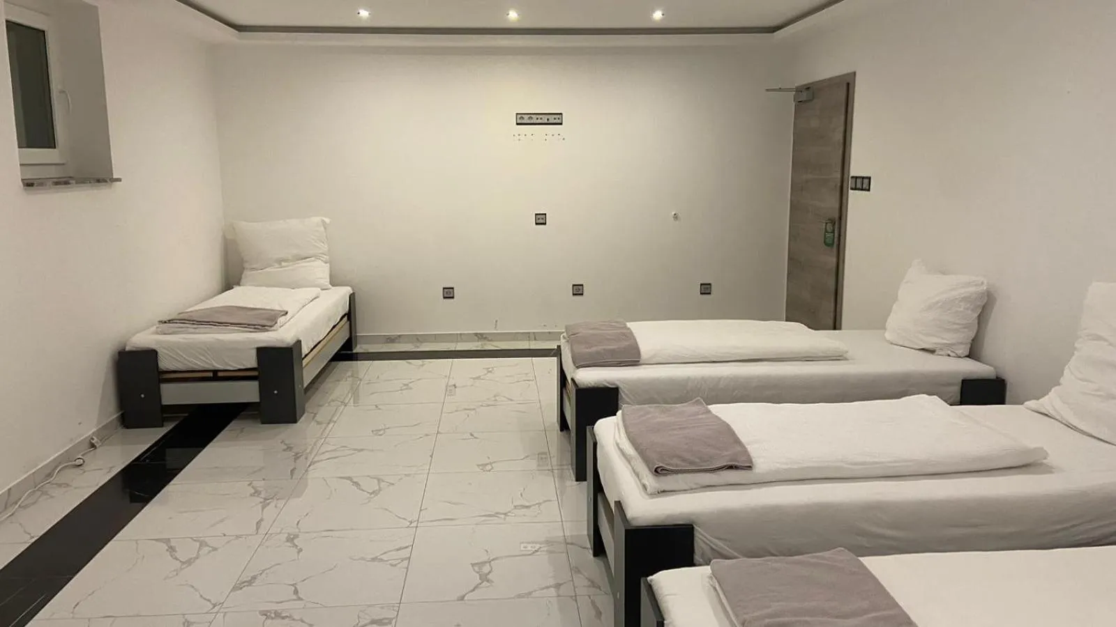 Bed in Hotel Business Bay das ehemalige Staycation Hotel