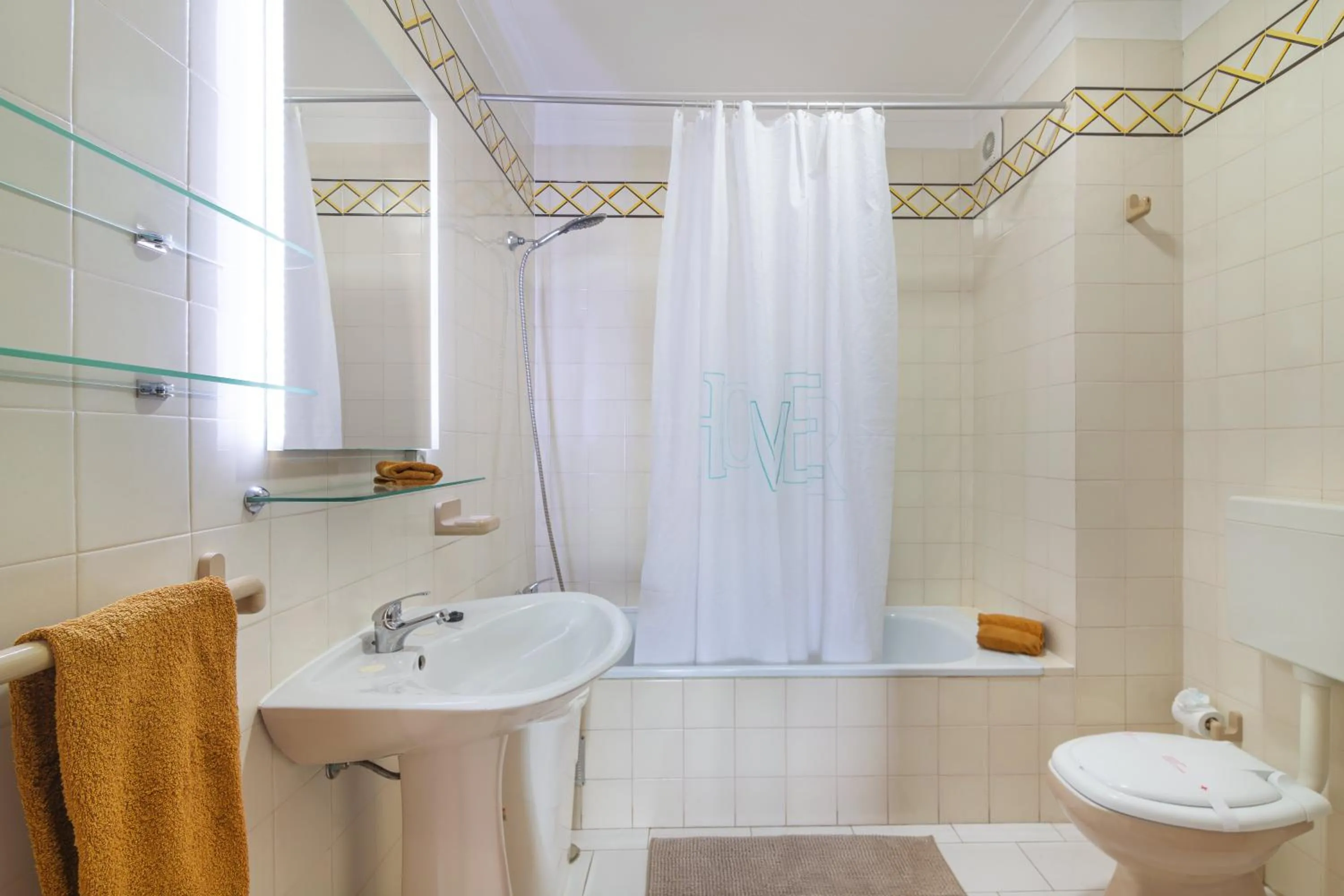 Shower in Cruzeiro - Silhueta Citadina