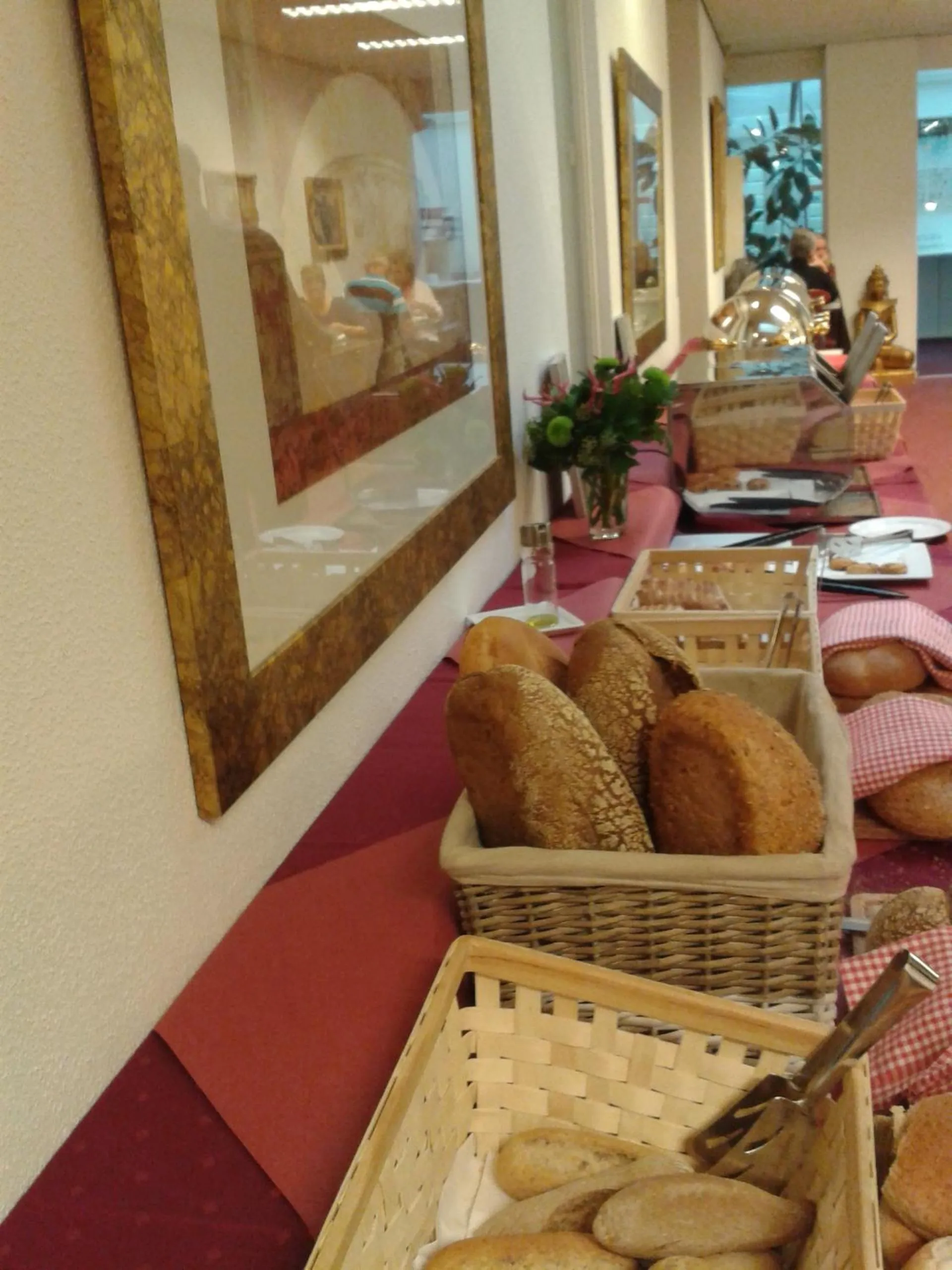 Restaurant/places to eat in Rho Hotel