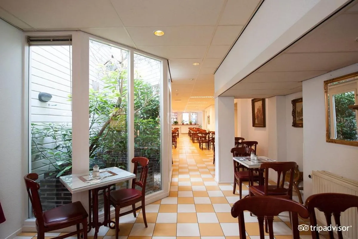 Restaurant/places to eat in Rho Hotel