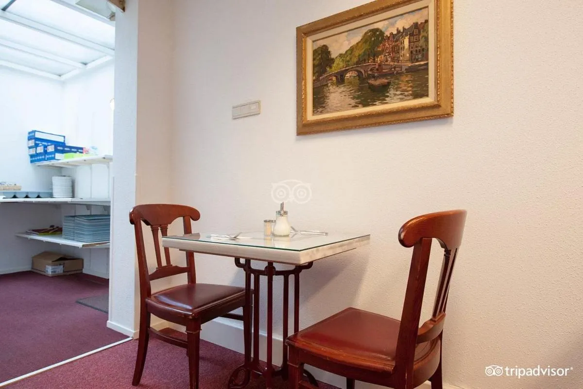 Restaurant/places to eat in Rho Hotel