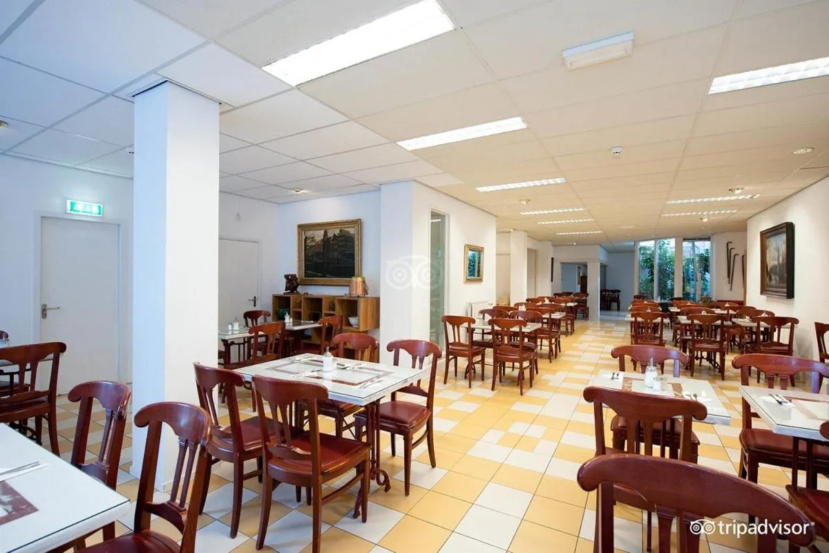 Restaurant/places to eat in Rho Hotel