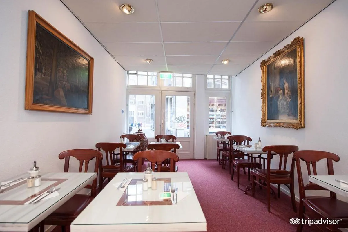 Restaurant/places to eat in Rho Hotel