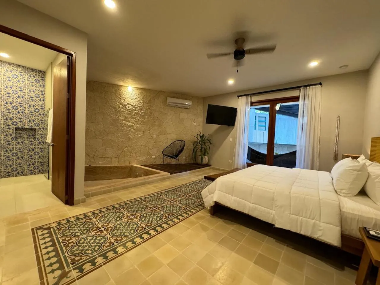 Photo of the whole room, Bed in Frater Yucatán Hotel