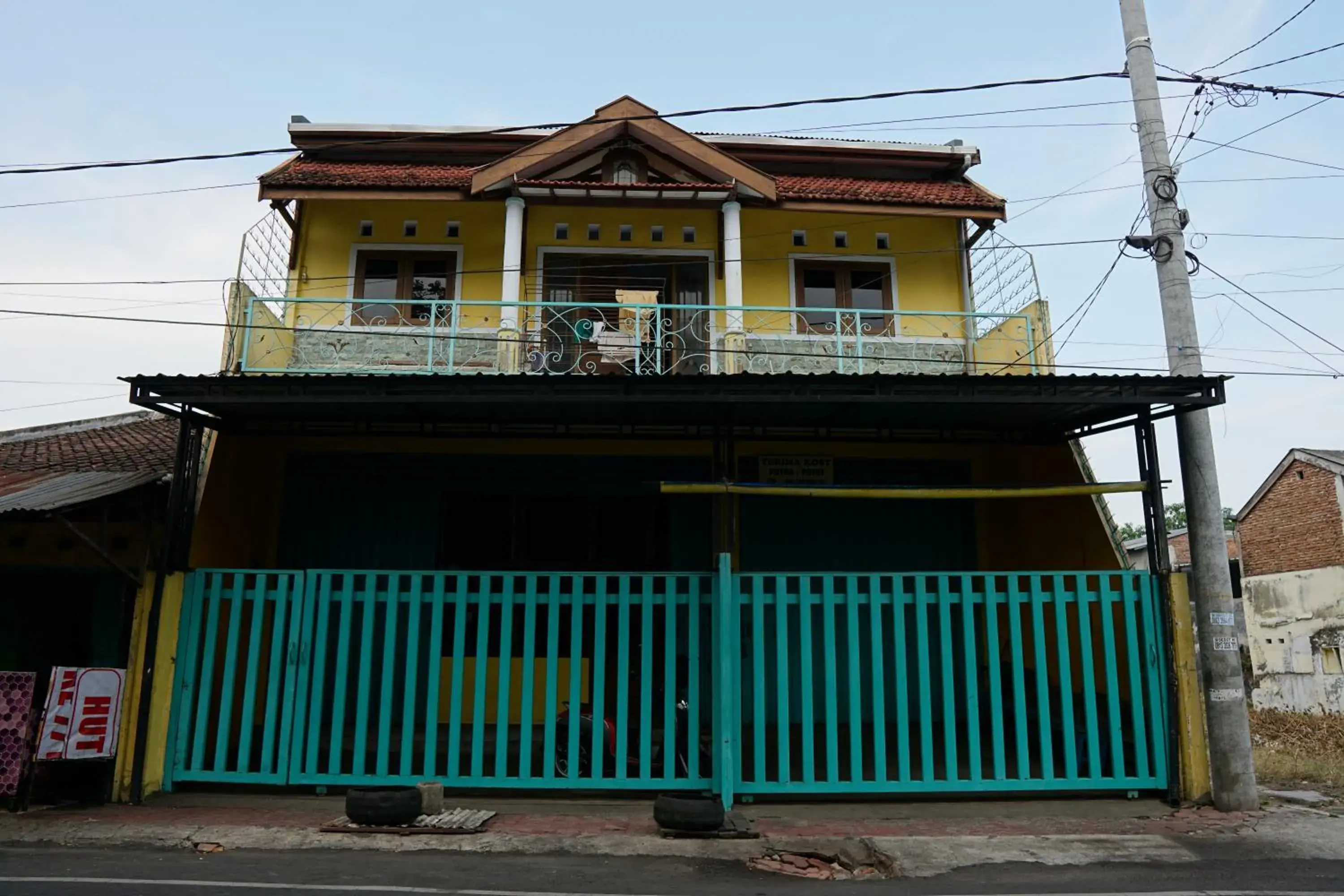 Facade/entrance in Hotel O Yoko Kost Syariah Facade/entrance in Hotel O Yoko Kost Syariah