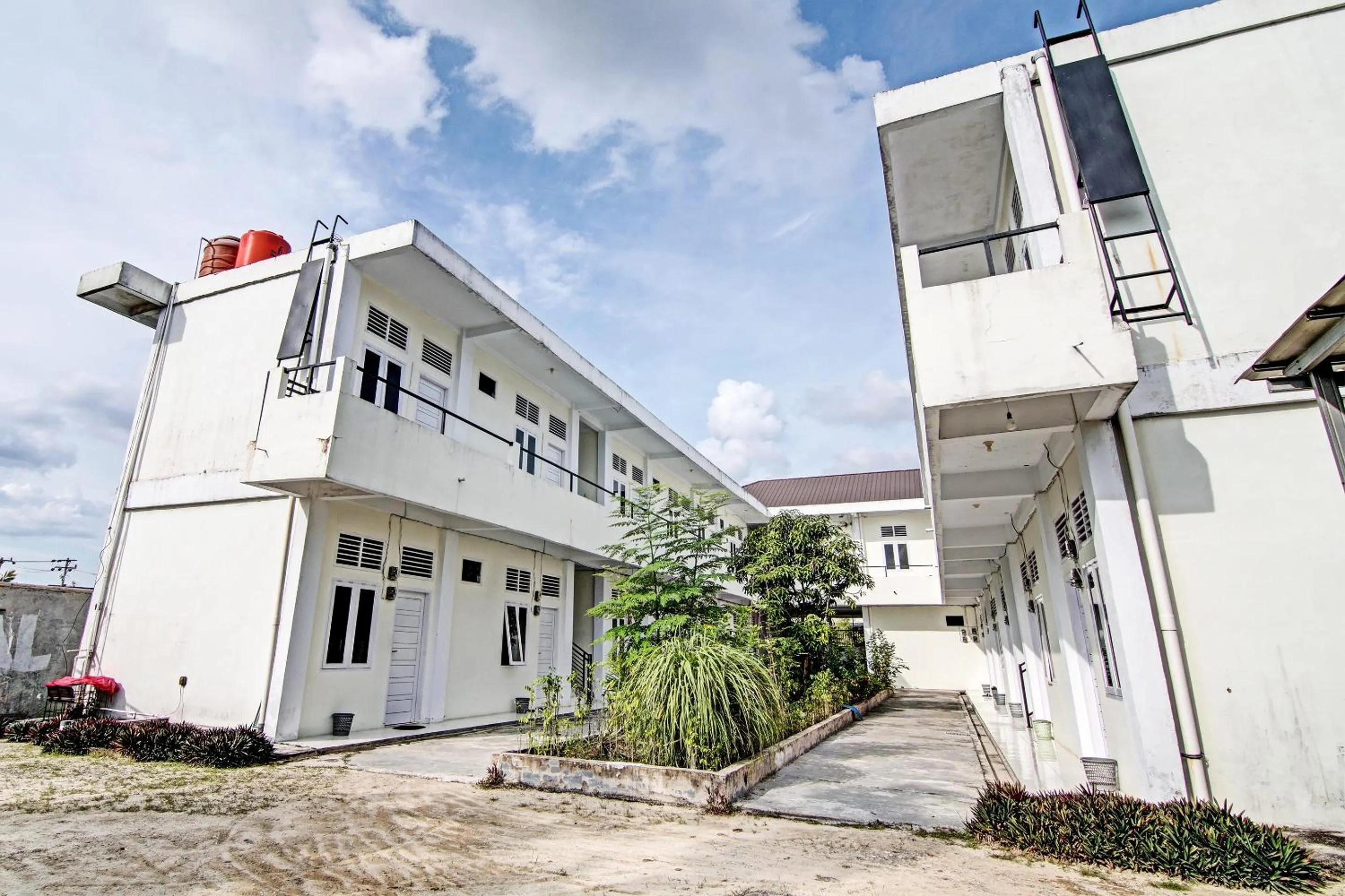 Facade/entrance in Hotel O Anugrah Jaya Syariah Near Sekolah Dasar Negeri 018 Desa Kubang Jaya