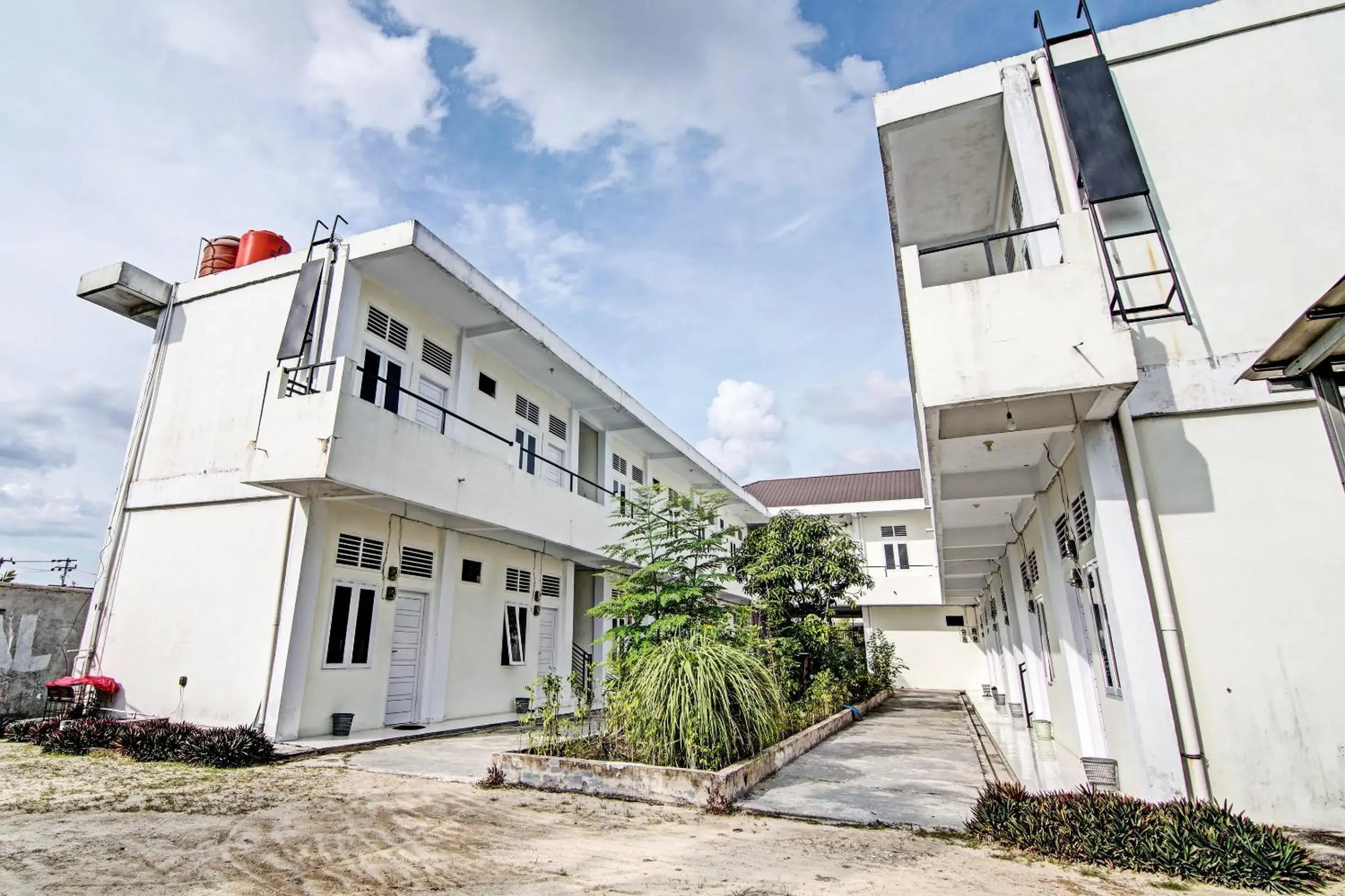 Facade/entrance in Hotel O Anugrah Jaya Syariah Near Sekolah Dasar Negeri 018 Desa Kubang Jaya Facade/entrance in Hotel O Anugrah Jaya Syariah Near Sekolah Dasar Negeri 018 Desa Kubang Jaya