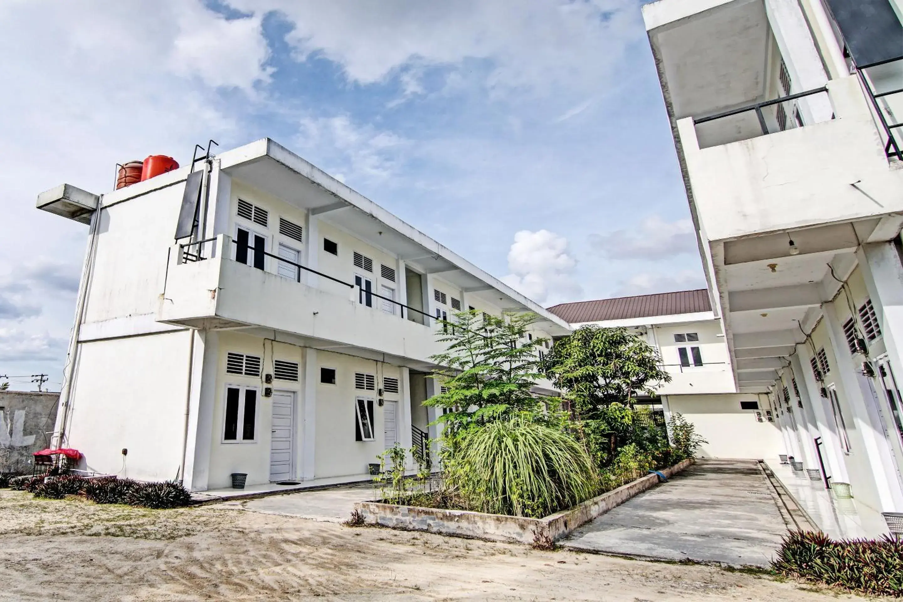 Facade/entrance in Hotel O Anugrah Jaya Syariah Near Sekolah Dasar Negeri 018 Desa Kubang Jaya Facade/entrance in Hotel O Anugrah Jaya Syariah Near Sekolah Dasar Negeri 018 Desa Kubang Jaya