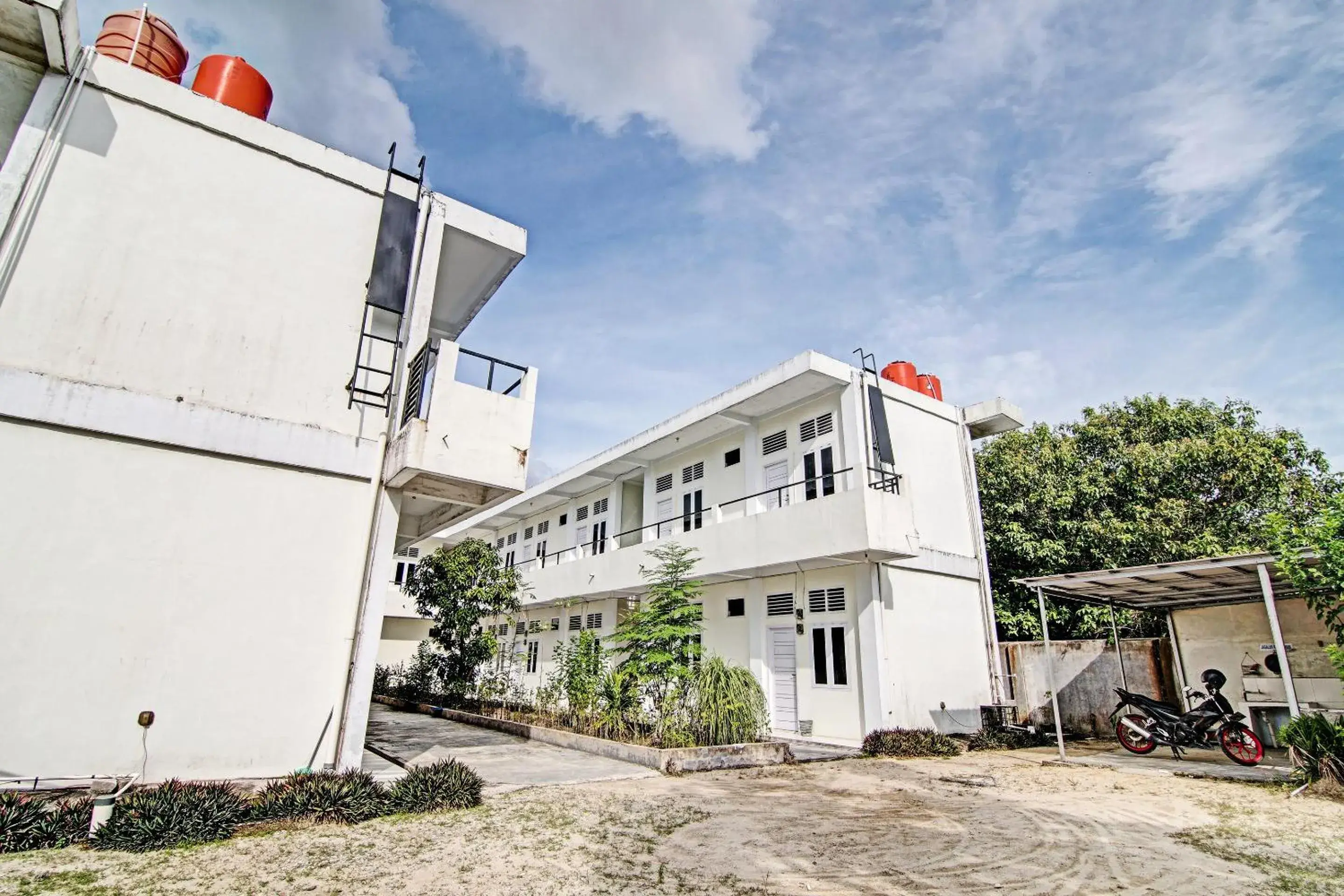 Facade/entrance in Hotel O Anugrah Jaya Syariah Near Sekolah Dasar Negeri 018 Desa Kubang Jaya Facade/entrance in Hotel O Anugrah Jaya Syariah Near Sekolah Dasar Negeri 018 Desa Kubang Jaya