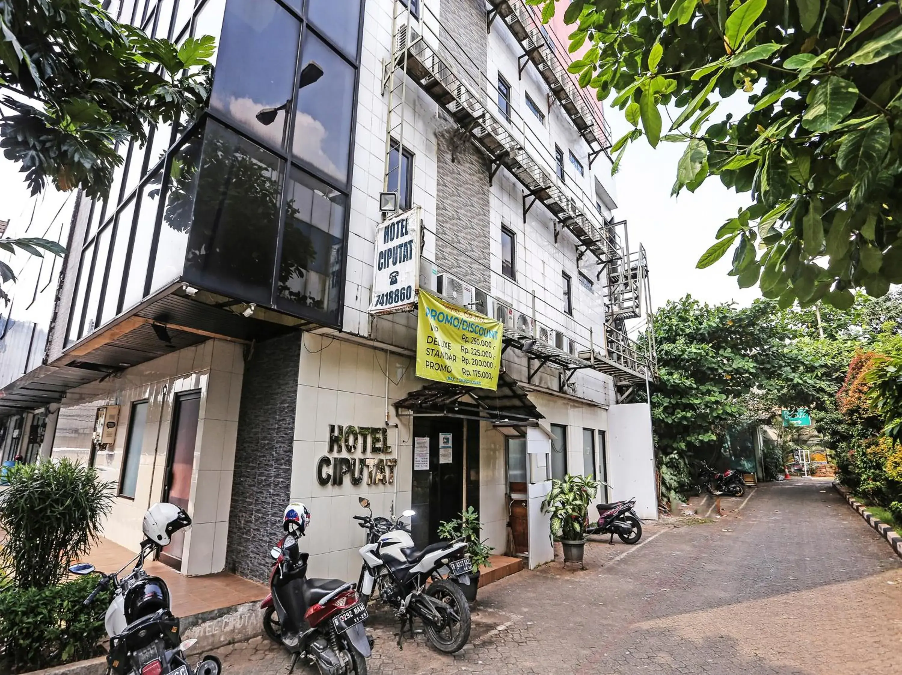 Facade/entrance in Hotel O Ciputat Facade/entrance in Hotel O Ciputat