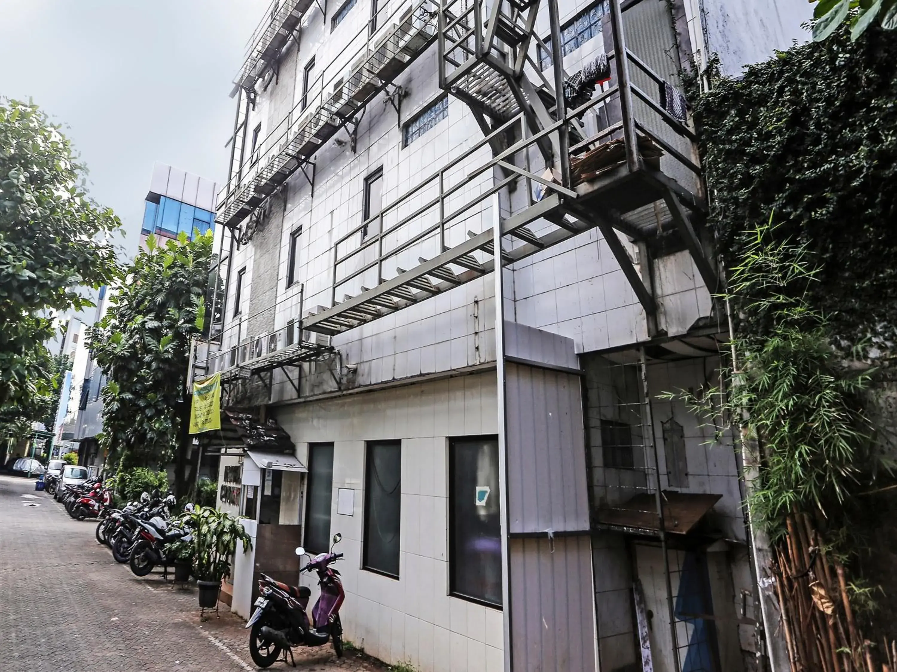Facade/entrance in Hotel O Ciputat Facade/entrance in Hotel O Ciputat