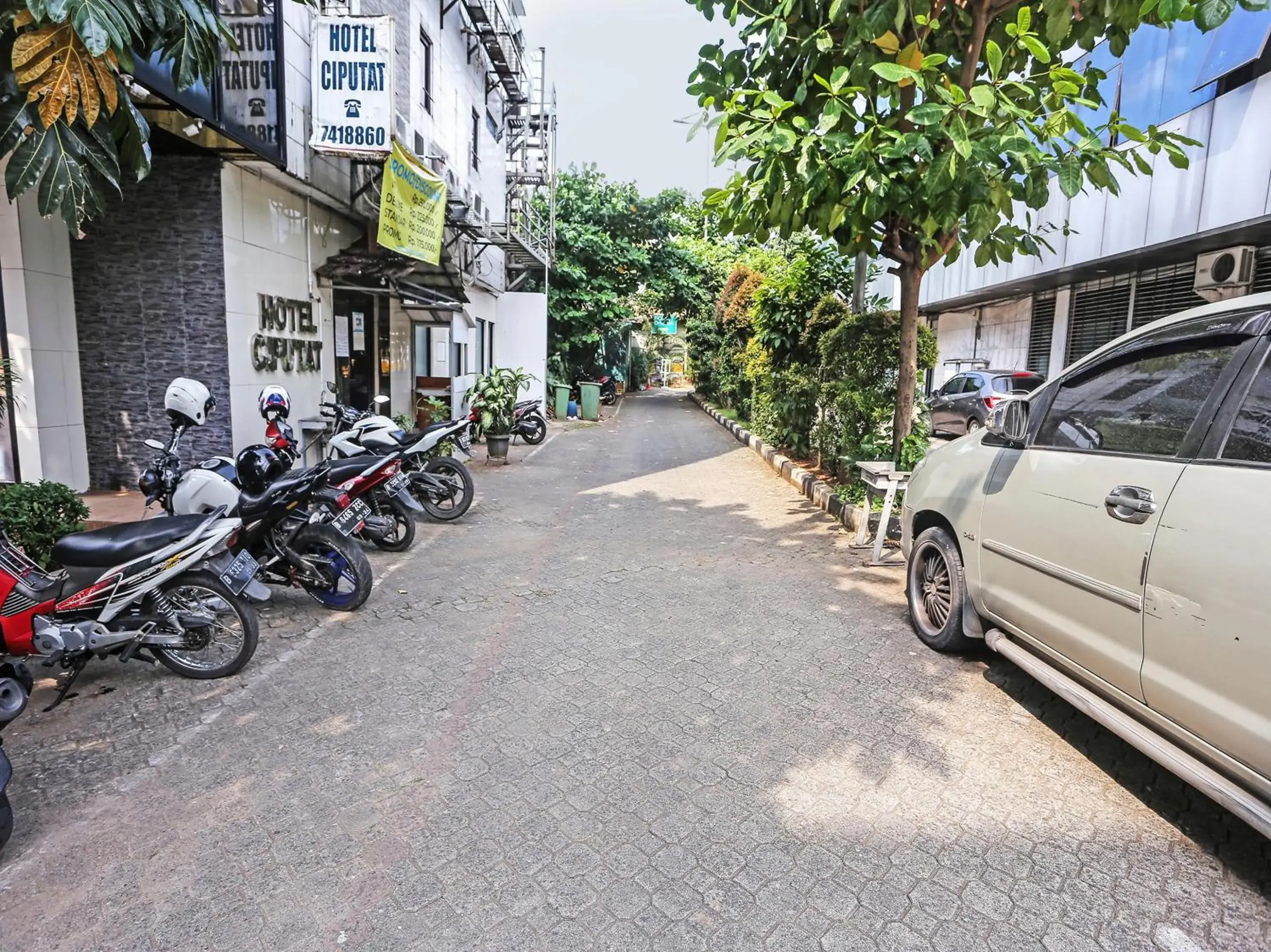 Facade/entrance in Hotel O Ciputat Facade/entrance in Hotel O Ciputat